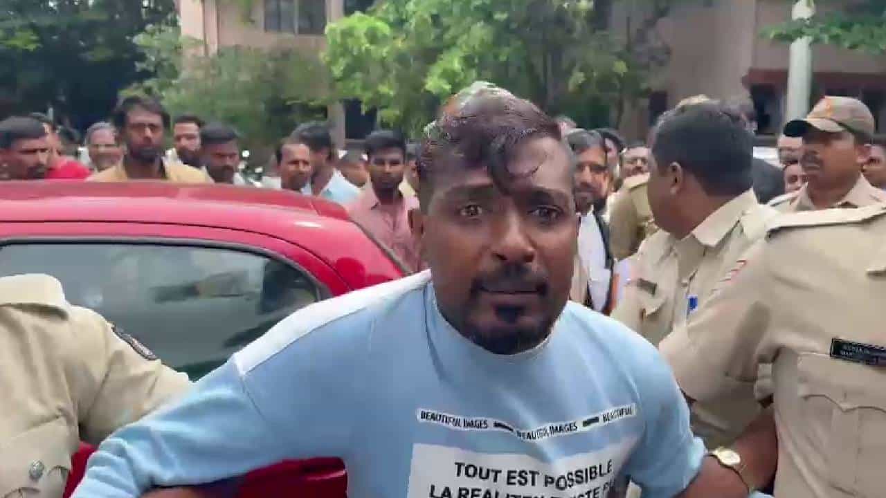 ನಿತಿನ್ ಗಡ್ಕರಿಗೆ ಜೀವ ಬೆದರಿಕೆ ಹಾಕಿದ್ದ ಆರೋಪಿ ಜಯೇಶ್ ಪೂಜಾರಿಯಿಂದ ಕೋರ್ಟ್ನಲ್ಲೇ ಪಾಕ್ಪರ ಘೋಷಣೆ ನಿತಿನ್ ಗಡ್ಕರಿಗೆ ಜೀವ ಬೆದರಿಕೆ ಹಾಕಿದ್ದ ಆರೋಪಿ ಜಯೇಶ್ ಪೂಜಾರಿಯಿಂದ ಕೋರ್ಟ್ನಲ್ಲೇ ಪಾಕ್ಪರ ಘೋಷಣೆ