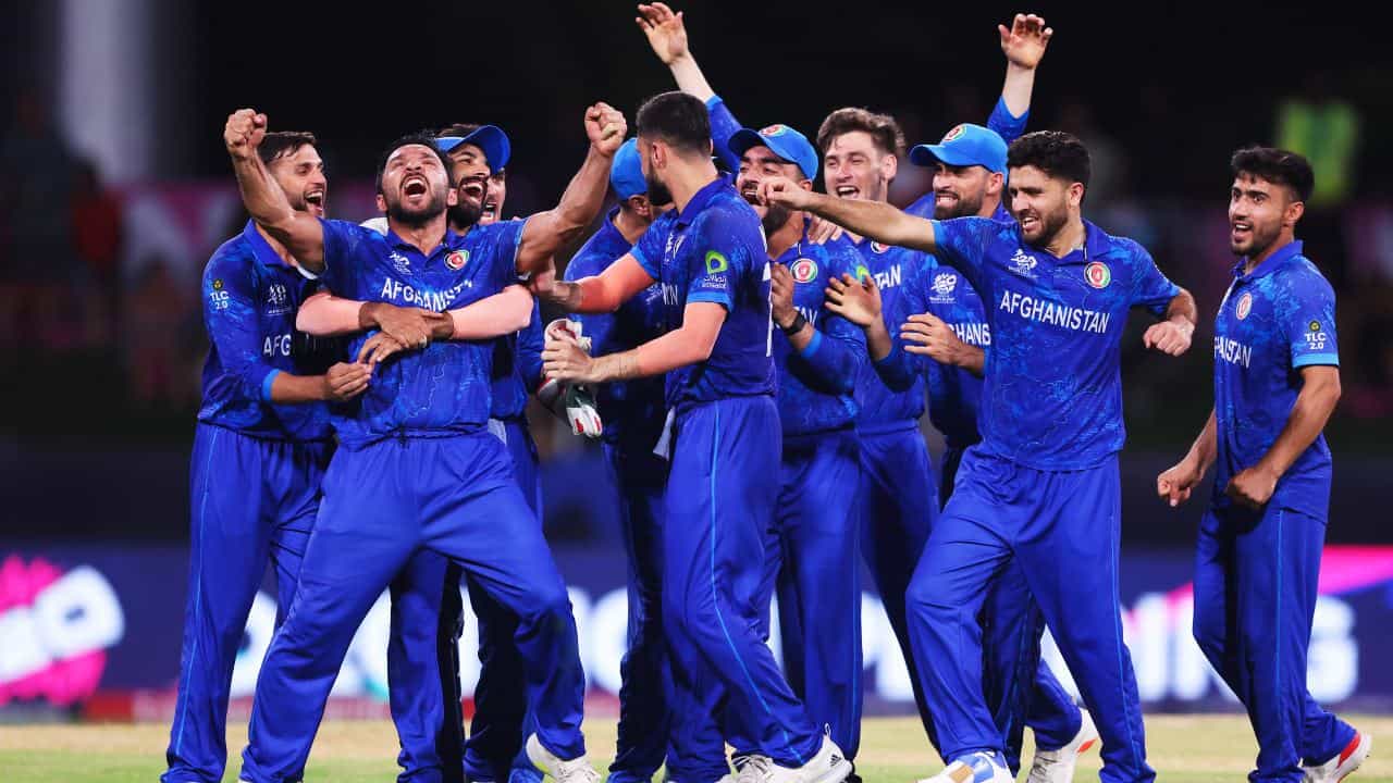 T20 World Cup 2024: ಟಿ20 ವಿಶ್ವಕಪ್ನಲ್ಲಿ ಸತತ ಗೆಲುವುಗಳ ಮೂಲಕ ವಿಶ್ವ ದಾಖಲೆ ನಿರ್ಮಿಸಿದ್ದ ಆಸ್ಟ್ರೇಲಿಯಾ ತಂಡದ ಗೆಲುವಿನ ನಾಗಾಲೋಟಕ್ಕೆ ಅಫ್ಘಾನಿಸ್ತಾನ್ (Afghanistan) ತಂಡ ಬ್ರೇಕ್ ಹಾಕಿದೆ. ಕಿಂಗ್ಸ್ಟೌನ್ನಲ್ಲಿ ನಡೆದ ಟಿ20 ವಿಶ್ವಕಪ್ನ 48ನೇ ಪಂದ್ಯದಲ್ಲಿ ಆಸ್ಟ್ರೇಲಿಯಾ ವಿರುದ್ಧ ಅಫ್ಘಾನಿಸ್ತಾನ್ ಅಮೋಘ ಗೆಲುವು ದಾಖಲಿಸಿದೆ.