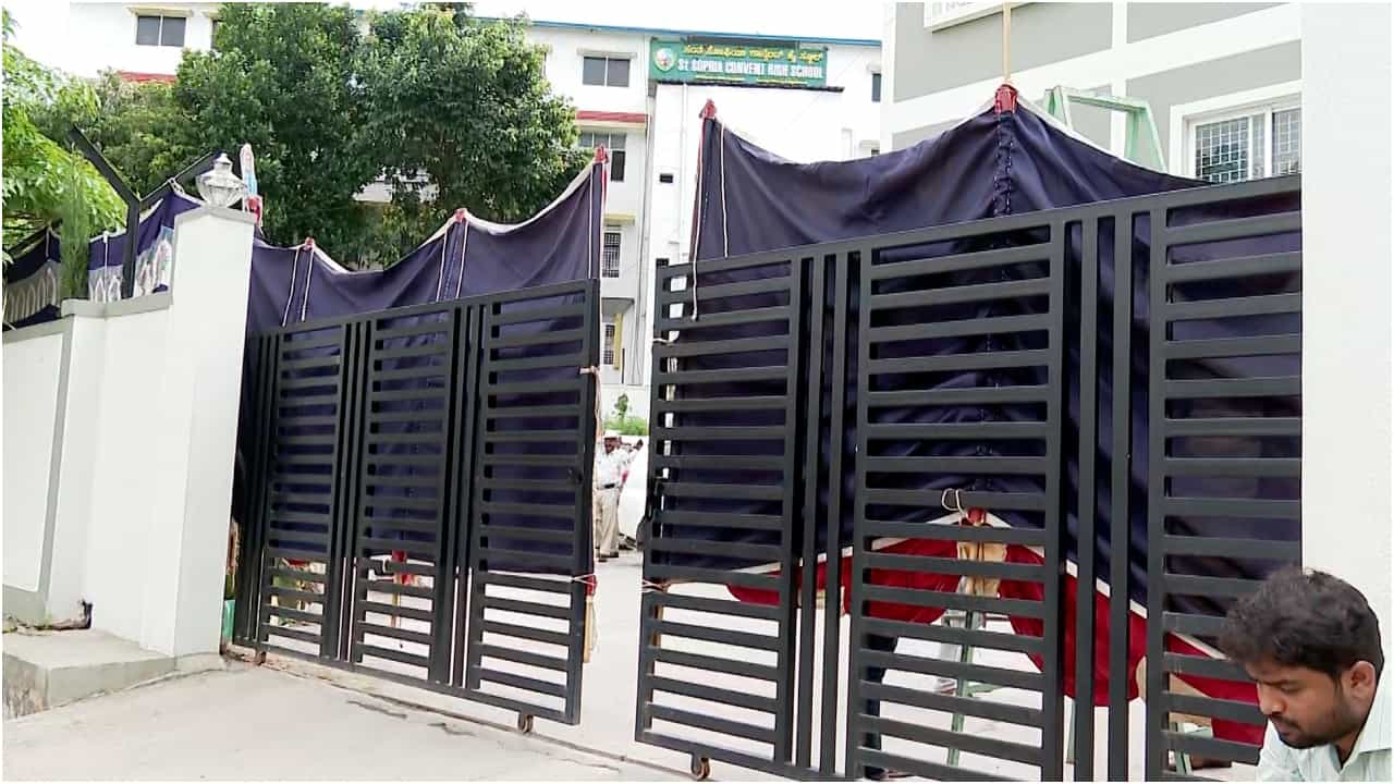 ರೇಣುಕಾಸ್ವಾಮಿ ಹತ್ಯೆ ಪ್ರಕರಣಕ್ಕೆ ಮತ್ತೊಂದು ಟ್ವಿಸ್ಟ್: ಕೃತ್ಯದಲ್ಲಿ ಪೊಲೀಸರೂ ಶಾಮೀಲಾಗಿರುವ ಅನುಮಾನ, ಇಲ್ಲಿದೆ ಕಾರಣ ರೇಣುಕಾಸ್ವಾಮಿ ಹತ್ಯೆ ಪ್ರಕರಣಕ್ಕೆ ಮತ್ತೊಂದು ಟ್ವಿಸ್ಟ್: ಕೃತ್ಯದಲ್ಲಿ ಪೊಲೀಸರೂ ಶಾಮೀಲಾಗಿರುವ ಅನುಮಾನ, ಇಲ್ಲಿದೆ ಕಾರಣ