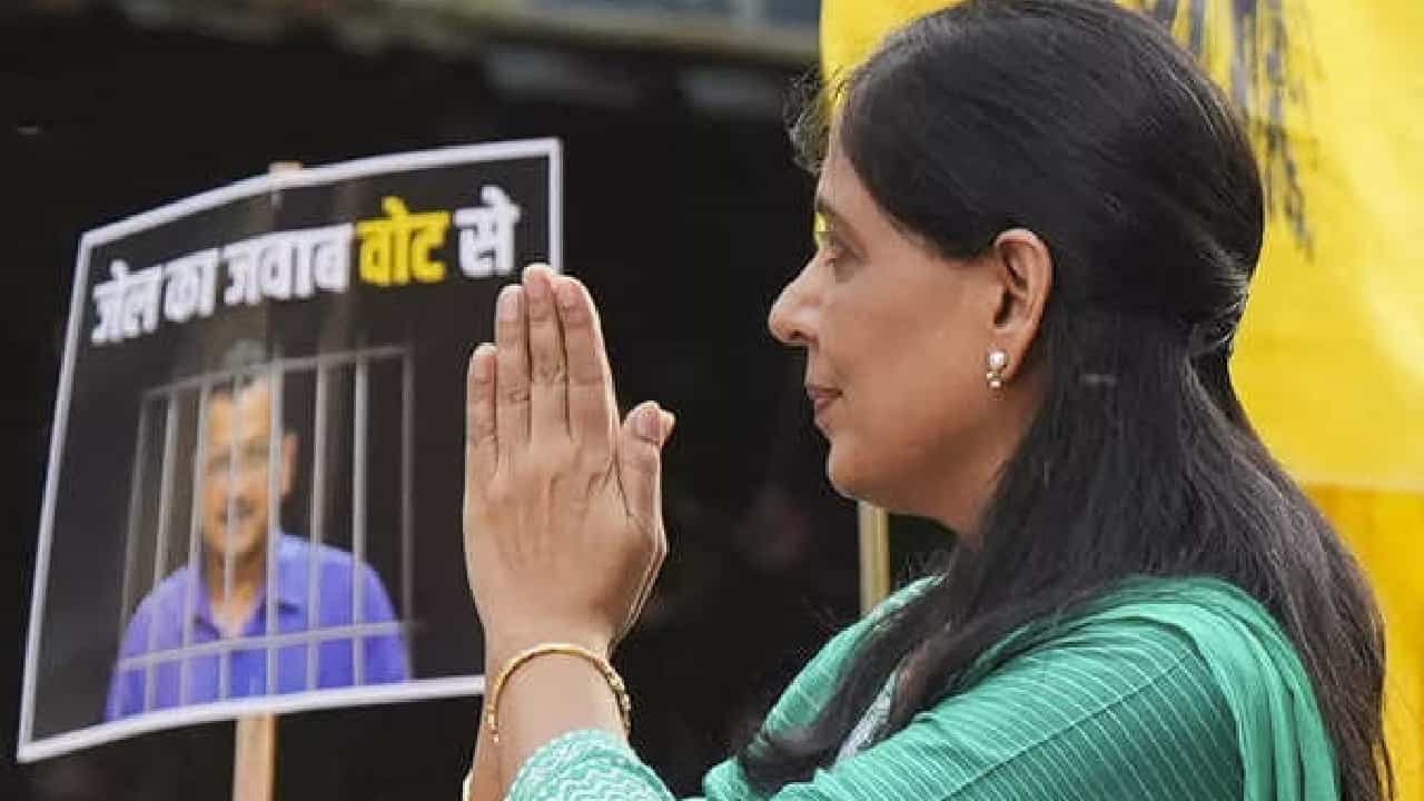ಅರವಿಂದ್ ಕೇಜ್ರಿವಾಲ್ರನ್ನು ಭಯೋತ್ಪಾದಕನಂತೆ ನಡೆಸಿಕೊಳ್ಳಲಾಗುತ್ತಿದೆ; ಇಡಿ ವಿರುದ್ಧ ಸುನಿತಾ ಕೇಜ್ರಿವಾಲ್ ಆಕ್ರೋಶ ಅರವಿಂದ್ ಕೇಜ್ರಿವಾಲ್ರನ್ನು ಭಯೋತ್ಪಾದಕನಂತೆ ನಡೆಸಿಕೊಳ್ಳಲಾಗುತ್ತಿದೆ; ಇಡಿ ವಿರುದ್ಧ ಸುನಿತಾ ಕೇಜ್ರಿವಾಲ್ ಆಕ್ರೋಶ
