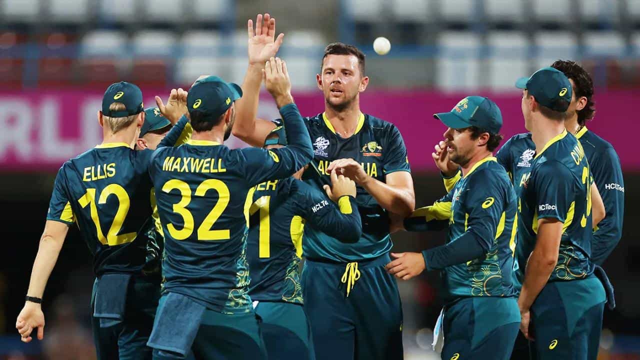 T20 World Cup 2024: ಟಿ20 ವಿಶ್ವಕಪ್ನ ಸೂಪರ್-8 ಪಂದ್ಯದಲ್ಲಿ ಬಾಂಗ್ಲಾದೇಶ್ ತಂಡವನ್ನು ಬಗ್ಗು ಬಡಿದು ಆಸ್ಟ್ರೇಲಿಯಾ ಶುಭಾರಂಭ ಮಾಡಿದೆ. ಈ ಗೆಲುವಿನೊಂದಿಗೆ ಆಸೀಸ್ ಪಡೆ ಟಿ20 ವಿಶ್ವಕಪ್ನಲ್ಲಿ ಹೊಸ ಇತಿಹಾಸ ನಿರ್ಮಿಸಿದೆ. ಅದು ಸಹ ಟೀಮ್ ಇಂಡಿಯಾದ ವಿಶ್ವ ದಾಖಲೆಯನ್ನು ಮುರಿಯುವ ಮೂಲಕ ಎಂಬುದು ವಿಶೇಷ.