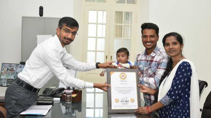 ಬಳ್ಳಾರಿ: ನೋಬಲ್ ಬುಕ್ ಆಫ್ ರೆಕಾರ್ಡ್ಸ್ಗೆ ಸೇರಿದ 4 ತಿಂಗಳ ಮಗು ಸಾಯಿರಾ ಬಳ್ಳಾರಿ: ನೋಬಲ್ ಬುಕ್ ಆಫ್ ರೆಕಾರ್ಡ್ಸ್ಗೆ ಸೇರಿದ 4 ತಿಂಗಳ ಮಗು ಸಾಯಿರಾ