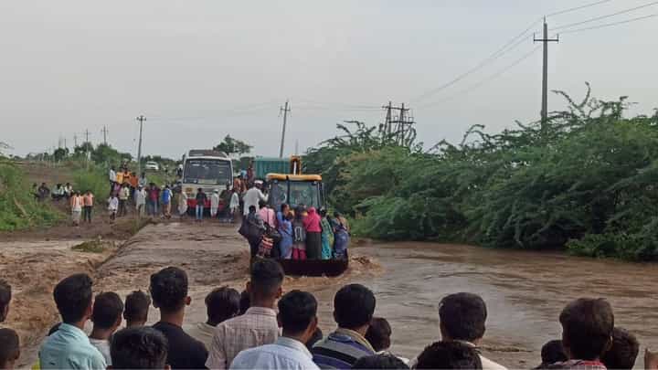 ಬಸವನಬಾಗೇವಾಡಿ: ತುಂಬಿ ಹರಿದ ಹತ್ತರಕಿಹಾಳ ಹಳ್ಳ, ಜೆಸಿಬಿ ಮೂಲಕ ರಸ್ತೆ ದಾಟಿದ ಜನರು ಬಸವನಬಾಗೇವಾಡಿ: ತುಂಬಿ ಹರಿದ ಹತ್ತರಕಿಹಾಳ ಹಳ್ಳ, ಜೆಸಿಬಿ ಮೂಲಕ ರಸ್ತೆ ದಾಟಿದ ಜನರು