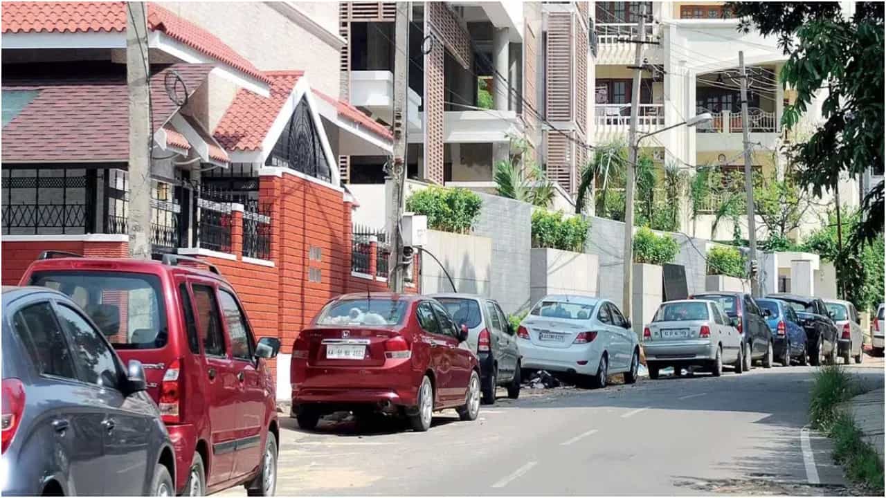 ಬೆಂಗಳೂರು: ಕಸ್ತೂರ ಬಾ ಮುಖ್ಯ ರಸ್ತೆಯಲ್ಲಿ ಉಚಿತ ಪಾರ್ಕಿಂಗ್ ಅಧ್ವಾನ, ಸಾರ್ವಜನಿಕರ ಆಕ್ರೋಶ ಬೆಂಗಳೂರು: ಕಸ್ತೂರ ಬಾ ಮುಖ್ಯ ರಸ್ತೆಯಲ್ಲಿ ಉಚಿತ ಪಾರ್ಕಿಂಗ್ ಅಧ್ವಾನ, ಸಾರ್ವಜನಿಕರ ಆಕ್ರೋಶ