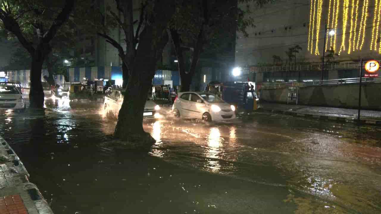 ಬೆಂಗಳೂರಲ್ಲಿ ನಿನ್ನೆ ಬೆಳಗ್ಗೆ ಸೂರ್ಯನ ಅಬ್ಬರ ಜೋರಾಗಿತ್ತು. ಇನ್ನೇನು ಮಳೆ ಬರಲ್ಲ ಎಂದು ವೀಕೆಂಡ್ ಮೂಡ್ಗೆ ಜಾರಿದ್ದ ಜನರಿಗೆ ವರುಣರಾಯ ಶಾಕ್ ನೀಡಿದ್ದಾನೆ. ಬೆಂಗಳೂರು ನಗರದಲ್ಲಿ 110.7 ಮಿಲಿ ಮೀಟರ್ ಮಳೆಯಾಗಿದೆ. ಬೆಂಗಳೂರಿನಾದ್ಯಂತ ಮಳೆಯಿಂದ ಭಾರೀ ಅವಾಂತರಗಳು ಸೃಷ್ಟಿಯಾಗಿವೆ. ಬೆಂಗಳೂರಲ್ಲಿ ರಾತ್ರಿ ಸುರಿದ ಮಳೆಗೆ 206 ಮರಗಳು ಧರೆಗುರುಳಿವೆ. ನಿನ್ನೆ ರಾತ್ರಿ 8 ಗಂಟೆ ವೇಳೆಗೆ 118 ಮರಗಳು ಧರೆಗುರುಳಿದ್ದವು.