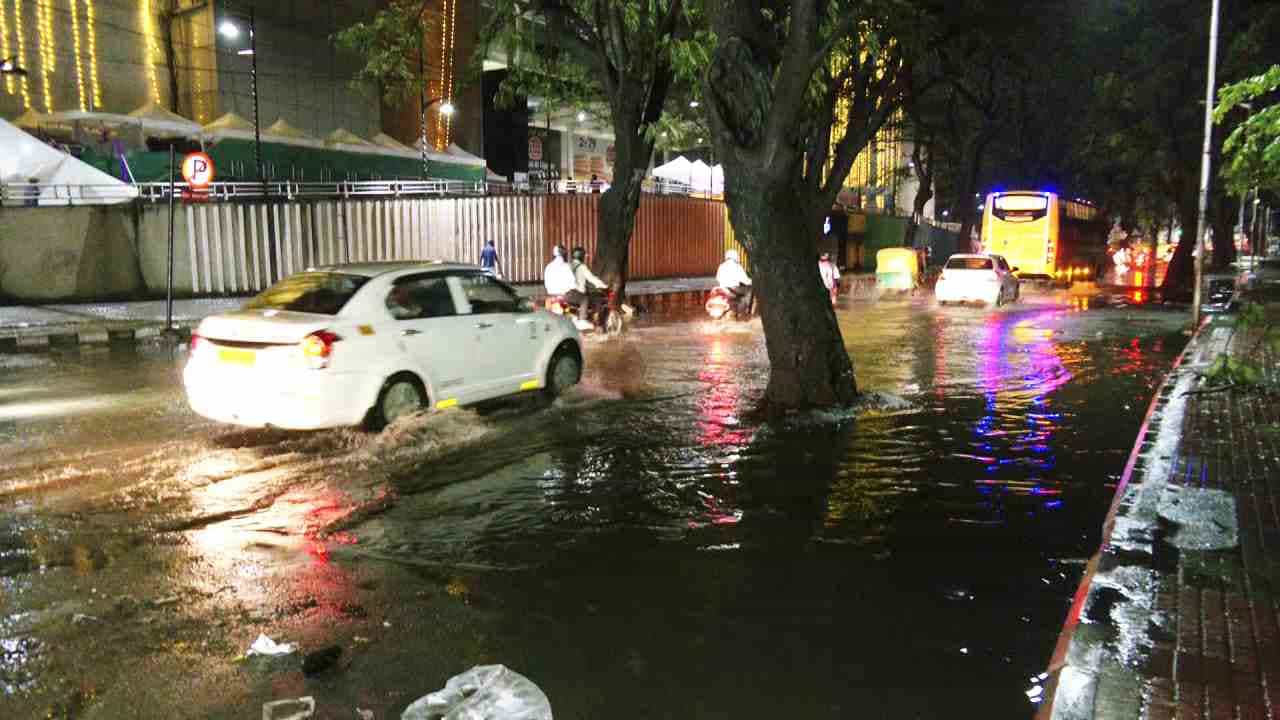 Bengaluru Rain: ಒಂದೇ ದಿನದಲ್ಲಿ 133 ವರ್ಷಗಳ ದಾಖಲೆ ಮುರಿದ ಬೆಂಗಳೂರು ಮಳೆ Bengaluru Rain: ಒಂದೇ ದಿನದಲ್ಲಿ 133 ವರ್ಷಗಳ ದಾಖಲೆ ಮುರಿದ ಬೆಂಗಳೂರು ಮಳೆ