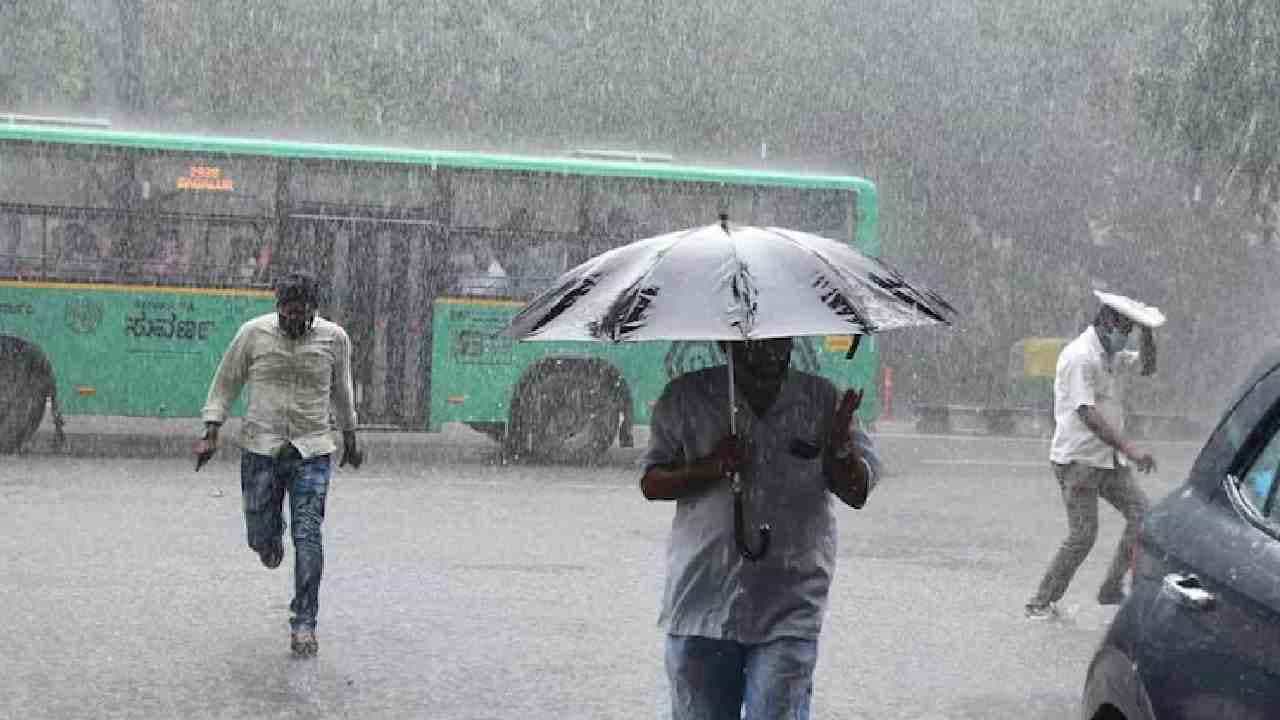 ಬೆಂಗಳೂರಿನಲ್ಲಿ ಮಳೆ ಅವಾಂತರ: ಜಲಾವೃತಗೊಂಡ ರಸ್ತೆಗಳು, ಮರ ಬಿದ್ದು ಅನೇಕ ಕಡೆ ಸಂಚಾರ ವ್ಯತ್ಯಯ