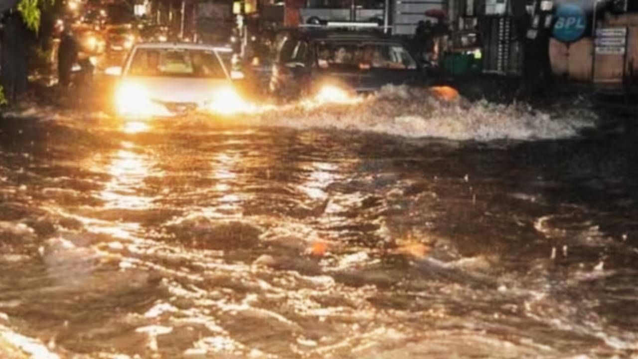 Bengaluru Rain: ಬೆಂಗಳೂರಿನಲ್ಲಿ ಬಿರುಗಾಳಿ ಸಹಿತ ಧಾರಾಕಾರ ಮಳೆ, ರಸ್ತೆಗಳು ಜಲಾವೃತ