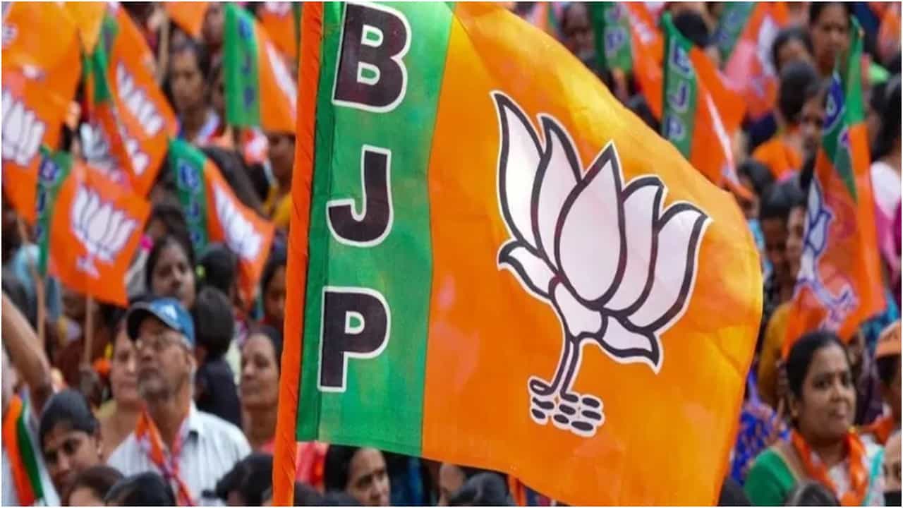 ಸುಧಾಕರ್ ಅಭಿನಂದನಾ ಸಮಾರಂಭದಲ್ಲಿ ಮದ್ಯ ಹಂಚಿಕೆ: ನೆಲಮಂಗಲ ಮಂಡಲ ಬಿಜೆಪಿ ಅಧ್ಯಕ್ಷ ಉಚ್ಚಾಟನೆ ಸುಧಾಕರ್ ಅಭಿನಂದನಾ ಸಮಾರಂಭದಲ್ಲಿ ಮದ್ಯ ಹಂಚಿಕೆ: ನೆಲಮಂಗಲ ಮಂಡಲ ಬಿಜೆಪಿ ಅಧ್ಯಕ್ಷ ಉಚ್ಚಾಟನೆ