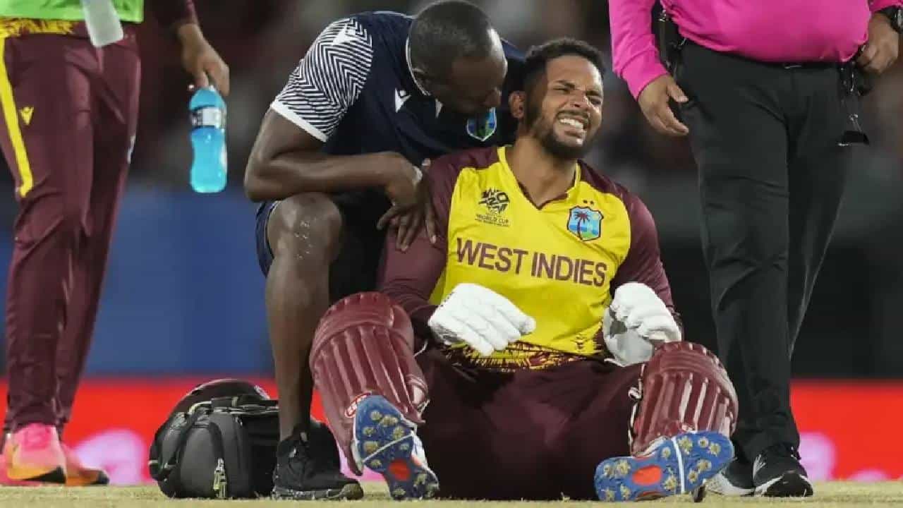 T20 World Cup 2024: ಟಿ20 ವಿಶ್ವಕಪ್ನ ನಿರ್ಣಾಯಕ ಪಂದ್ಯಕ್ಕೂ ಮುನ್ನ ವೆಸ್ಟ್ ಇಂಡೀಸ್ ತಂಡಕ್ಕೆ ಆಘಾತ ಎದುರಾಗಿದೆ. ತಂಡದ ಸ್ಟಾರ್ ಆಟಗಾರ ಬ್ರಾಂಡನ್ ಕಿಂಗ್ ಟೂರ್ನಿಯಿಂದ ಹೊರಬಿದ್ದಿದ್ದಾರೆ. ಇಂಗ್ಲೆಂಡ್ ವಿರುದ್ಧದ ಪಂದ್ಯದ ವೇಳೆ ಬ್ರಾಂಡನ್ ಸೈಡ್ ಸ್ಟ್ರೈನ್ ನೋವಿನ ಸಮಸ್ಯೆಗೆ ಒಳಗಾಗಿದ್ದರು.