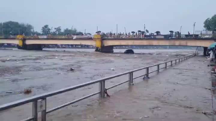 Uttarakhand Flood: ಉತ್ತರಾಖಂಡದಲ್ಲಿ ಪ್ರವಾಹ; ಗಂಗಾ ನದಿಯಲ್ಲಿ ಕೊಚ್ಚಿ ಹೋದ ಕಾರುಗಳು Uttarakhand Flood: ಉತ್ತರಾಖಂಡದಲ್ಲಿ ಪ್ರವಾಹ; ಗಂಗಾ ನದಿಯಲ್ಲಿ ಕೊಚ್ಚಿ ಹೋದ ಕಾರುಗಳು