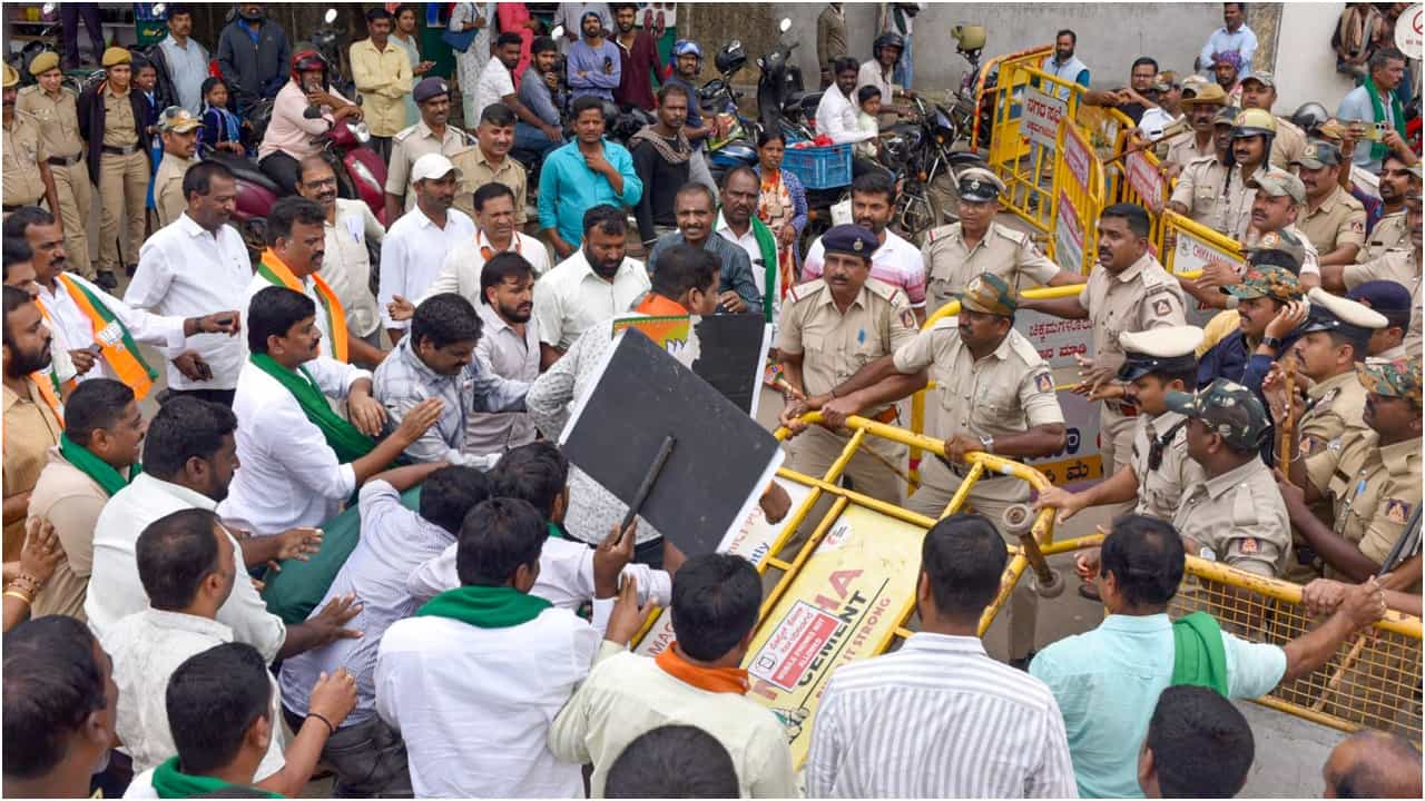 ನಂದಿನಿ ಹಾಲಿನ ದರ ಏರಿಕೆ ಖಂಡಿಸಿ ಬಿಜೆಪಿ ಪ್ರತಿಭಟನೆ; ಬೆಂಗಳೂರಿನಲ್ಲಿ ಅಶೋಕ್ ಸೇರಿ ಬಿಜೆಪಿ ಶಾಸಕರೇ ಗೈರು! ನಂದಿನಿ ಹಾಲಿನ ದರ ಏರಿಕೆ ಖಂಡಿಸಿ ಬಿಜೆಪಿ ಪ್ರತಿಭಟನೆ; ಬೆಂಗಳೂರಿನಲ್ಲಿ ಅಶೋಕ್ ಸೇರಿ ಬಿಜೆಪಿ ಶಾಸಕರೇ ಗೈರು!