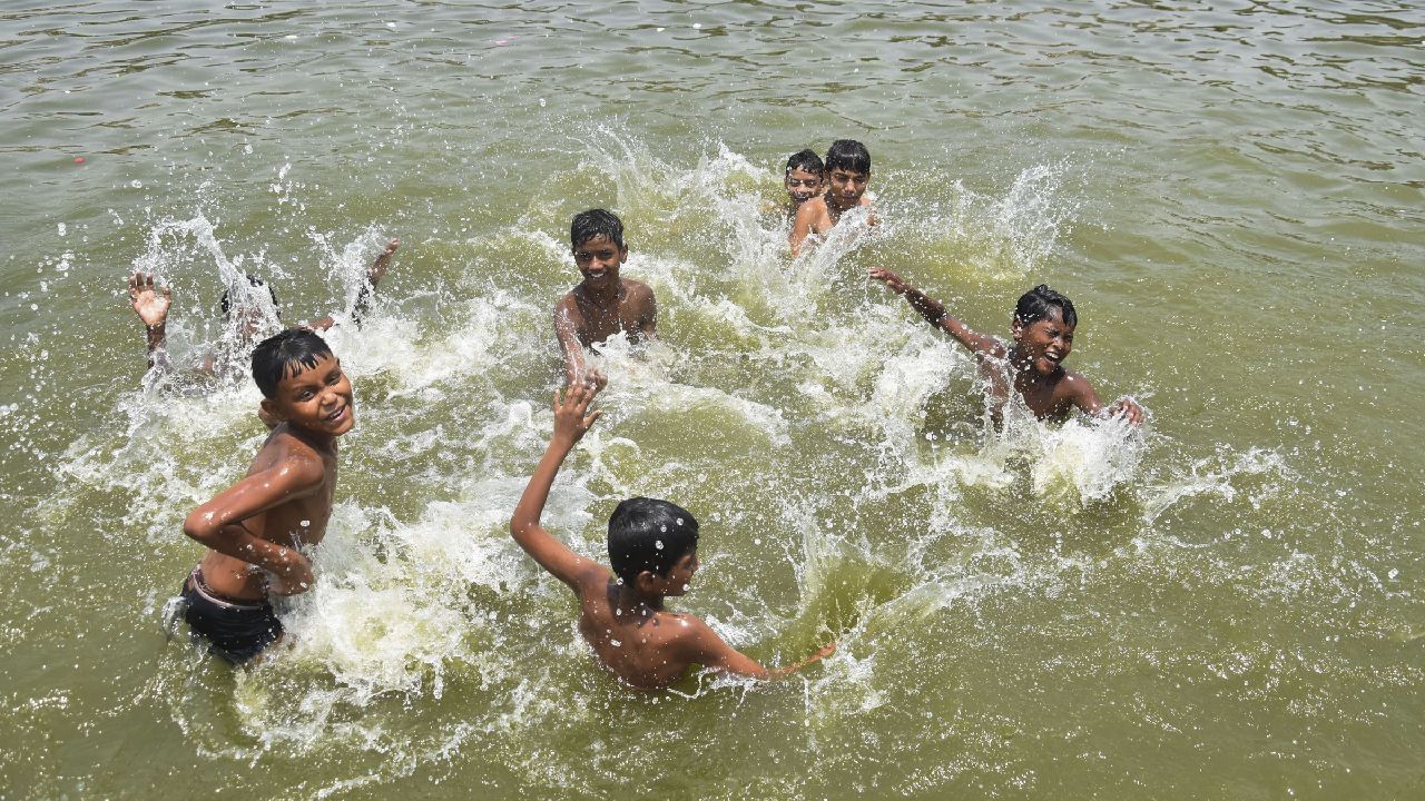 ಸೂಪ್, ಮೊಸರು, ಓಟ್ಸ್, ಹಣ್ಣುಗಳು ಮತ್ತು ಕಡಲೆಗಳನ್ನು ಸೀಮಿತ ಪ್ರಮಾಣದಲ್ಲಿ ಒಳಗೊಂಡಿರುವ ಆರೋಗ್ಯಕರ ಮತ್ತು ಪೌಷ್ಟಿಕ ಆಹಾರವನ್ನು ನಿಯಮಿತವಾಗಿ ನಿಮ್ಮ ಮಕ್ಕಳಿಗೆ ನೀಡಿ. ಯಾವಾಗಲೂ ನಂಜುನಿರೋಧಕ ಸೋಪ್ ಬಳಸಿ ಮಕ್ಕಳಿಗೆ ಸ್ನಾನ ಮಾಡಿಸಿ.
