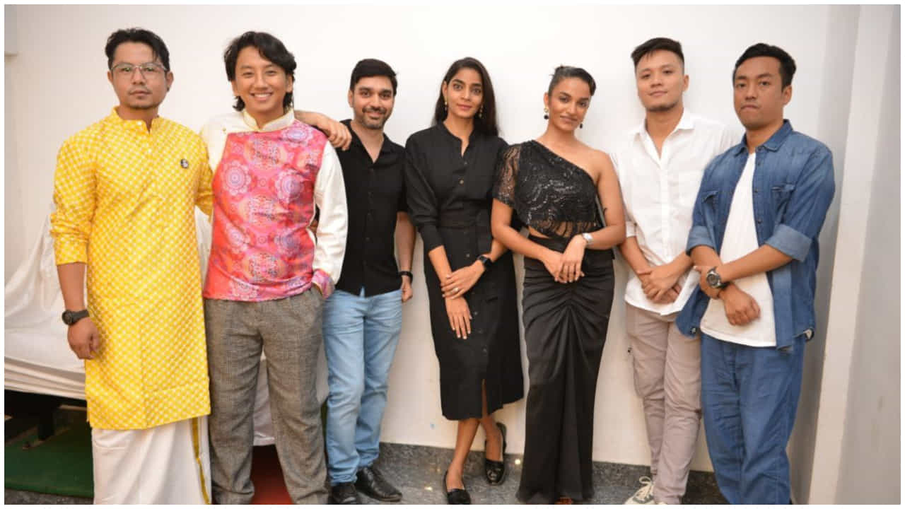 ಗಾಂಧಿನಗರದಲ್ಲಿ ಈಗ ‘ಚಿಲ್ಲಿ ಚಿಕನ್’ ಮೇಲೆ ಹೆಚ್ಚಿದೆ ನಿರೀಕ್ಷೆ; ಟ್ರೇಲರ್ ನೋಡಿ.. ಗಾಂಧಿನಗರದಲ್ಲಿ ಈಗ ‘ಚಿಲ್ಲಿ ಚಿಕನ್’ ಮೇಲೆ ಹೆಚ್ಚಿದೆ ನಿರೀಕ್ಷೆ; ಟ್ರೇಲರ್ ನೋಡಿ..