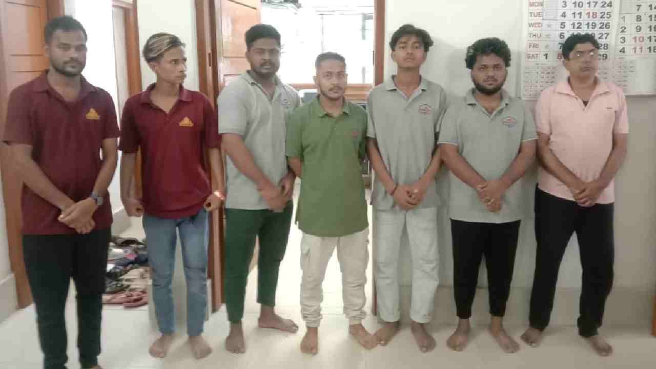 ಬೆಂಗಳೂರು: ಸಿಗರೇಟ್ ವಿಚಾರಕ್ಕೆ ಅರೆಬೆತ್ತಲೆ ಮಾಡಿ ಗೆಳೆಯನ ಮೇಲೆ ಹಲ್ಲೆ, 7 ಜನ ಅರೆಸ್ಟ್ ಬೆಂಗಳೂರು: ಸಿಗರೇಟ್ ವಿಚಾರಕ್ಕೆ ಅರೆಬೆತ್ತಲೆ ಮಾಡಿ ಗೆಳೆಯನ ಮೇಲೆ ಹಲ್ಲೆ, 7 ಜನ ಅರೆಸ್ಟ್