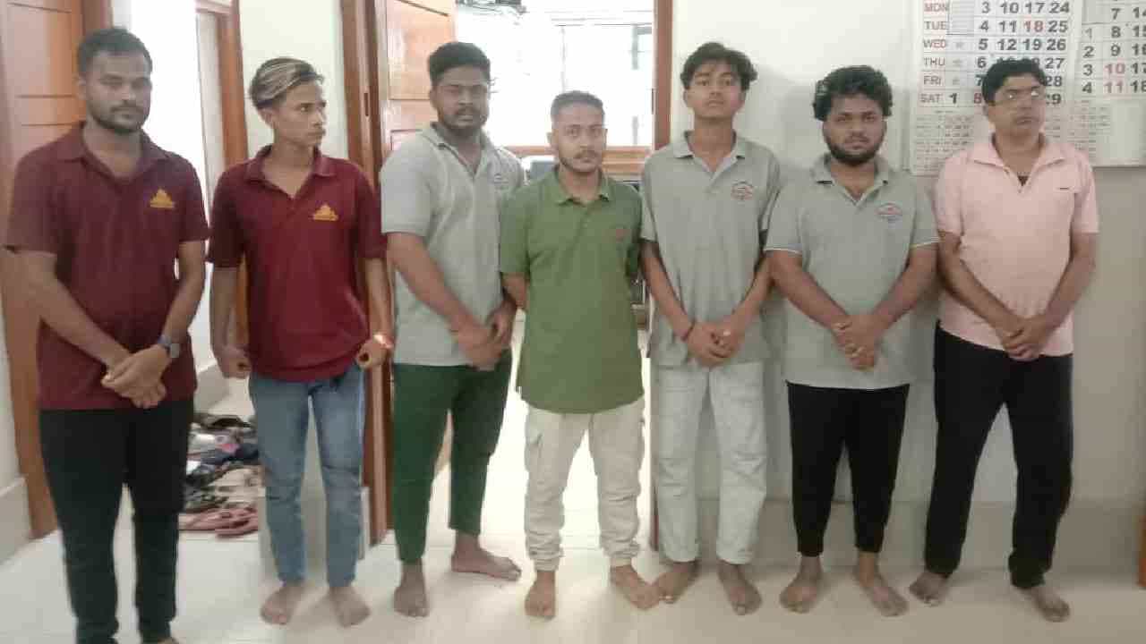 ಬೆಂಗಳೂರು: ಸಿಗರೇಟ್ ವಿಚಾರಕ್ಕೆ ಅರೆಬೆತ್ತಲೆ ಮಾಡಿ ಗೆಳೆಯನ ಮೇಲೆ ಹಲ್ಲೆ, 7 ಜನ ಅರೆಸ್ಟ್ ಬೆಂಗಳೂರು: ಸಿಗರೇಟ್ ವಿಚಾರಕ್ಕೆ ಅರೆಬೆತ್ತಲೆ ಮಾಡಿ ಗೆಳೆಯನ ಮೇಲೆ ಹಲ್ಲೆ, 7 ಜನ ಅರೆಸ್ಟ್