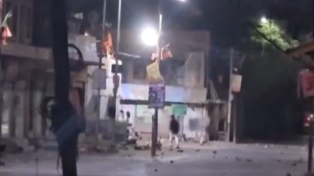 Jodhpur Communal clashes: ಜೋಧ್ಪುರದಲ್ಲಿ ಕೋಮು ಘರ್ಷಣೆ; 51 ಮಂದಿ ಬಂಧನ, ಇಬ್ಬರು ಪೊಲೀಸರಿಗೆ ಗಾಯ Jodhpur Communal clashes: ಜೋಧ್ಪುರದಲ್ಲಿ ಕೋಮು ಘರ್ಷಣೆ; 51 ಮಂದಿ ಬಂಧನ, ಇಬ್ಬರು ಪೊಲೀಸರಿಗೆ ಗಾಯ