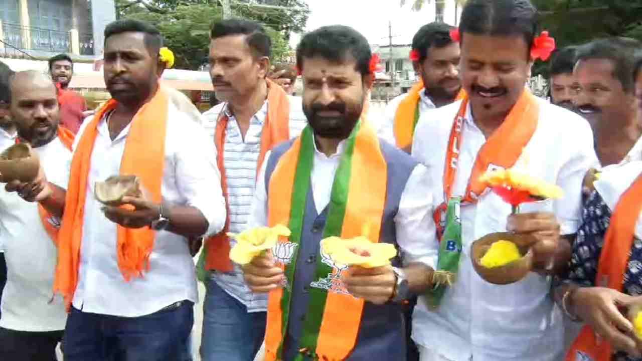 ಪೆಟ್ರೋಲ್-ಡೀಸೆಲ್ ಬೆಲೆ ದುಬಾರಿ; ರಾಜ್ಯ ಸರ್ಕಾರದ ನಡೆಗೆ ಸಾರ್ವಜನಿಕರಿಂದ ಆಕ್ರೋಶ ಪೆಟ್ರೋಲ್-ಡೀಸೆಲ್ ಬೆಲೆ ದುಬಾರಿ; ರಾಜ್ಯ ಸರ್ಕಾರದ ನಡೆಗೆ ಸಾರ್ವಜನಿಕರಿಂದ ಆಕ್ರೋಶ