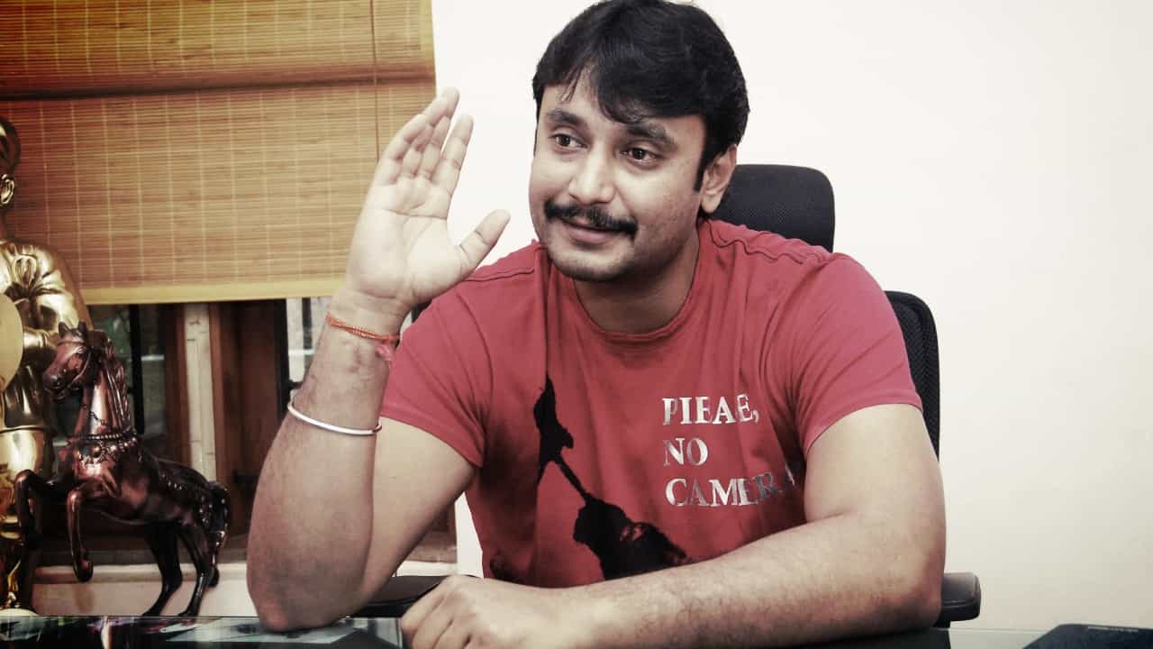 ಬದಲಾಯಿತು ವಿಚಾರಣೆ ಭಾಷೆ; ಪೊಲೀಸರ ಕಾಲಿಗೆ ಬಿದ್ದ ಕೊಲೆ ಆರೋಪಿ ದರ್ಶನ್?