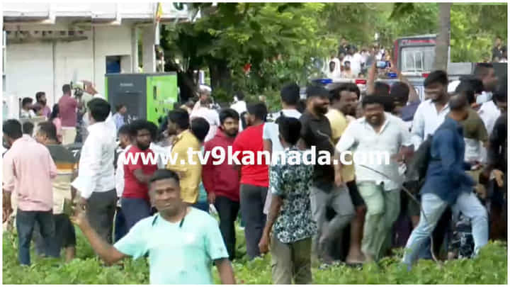 ಕೊಲೆ ಆರೋಪಿ ದರ್ಶನ್ ನೋಡಲು ಕಿಕ್ಕಿರಿದು ಸೇರಿದ ಜನರಿಗೆ ಪೊಲೀಸ್ ಲಾಠಿ ರುಚಿ ಕೊಲೆ ಆರೋಪಿ ದರ್ಶನ್ ನೋಡಲು ಕಿಕ್ಕಿರಿದು ಸೇರಿದ ಜನರಿಗೆ ಪೊಲೀಸ್ ಲಾಠಿ ರುಚಿ