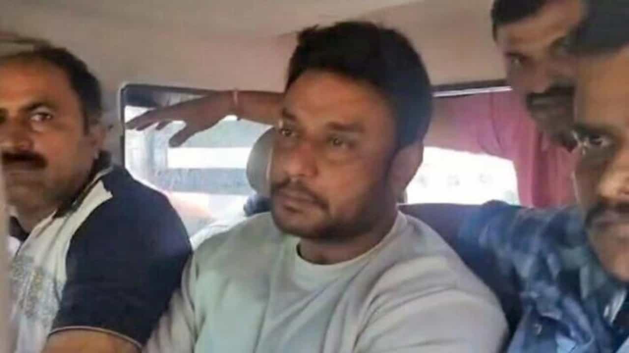 ದರ್ಶನ್ ಸೇರಿದಂತೆ 4 ಆರೋಪಿಗನ್ನು ಮಾತ್ರ ಪೊಲೀಸ್ ಕಸ್ಟಡಿಗೆ ನೀಡಲು ಇವೆ ಪ್ರಮುಖ ಕಾರಣ ದರ್ಶನ್ ಸೇರಿದಂತೆ 4 ಆರೋಪಿಗನ್ನು ಮಾತ್ರ ಪೊಲೀಸ್ ಕಸ್ಟಡಿಗೆ ನೀಡಲು ಇವೆ ಪ್ರಮುಖ ಕಾರಣ