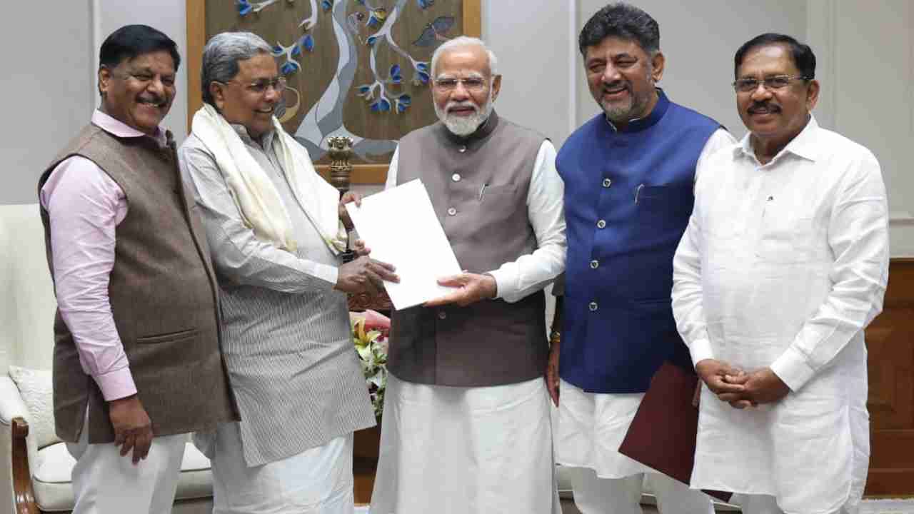 ಪ್ರಧಾನಿ ಮೋದಿ ಭೇಟಿಯಾದ ಸಿದ್ದರಾಮಯ್ಯ: ಮಹದಾಯಿ, ಬೆಂಗಳೂರು ಅಭಿವೃದ್ಧಿ ಸೇರಿ ಹಲವು ಯೋಜನೆಗಳ ಪ್ರಸ್ತಾವನೆ ಸಲ್ಲಿಕೆ ಪ್ರಧಾನಿ ಮೋದಿ ಭೇಟಿಯಾದ ಸಿದ್ದರಾಮಯ್ಯ: ಮಹದಾಯಿ, ಬೆಂಗಳೂರು ಅಭಿವೃದ್ಧಿ ಸೇರಿ ಹಲವು ಯೋಜನೆಗಳ ಪ್ರಸ್ತಾವನೆ ಸಲ್ಲಿಕೆ