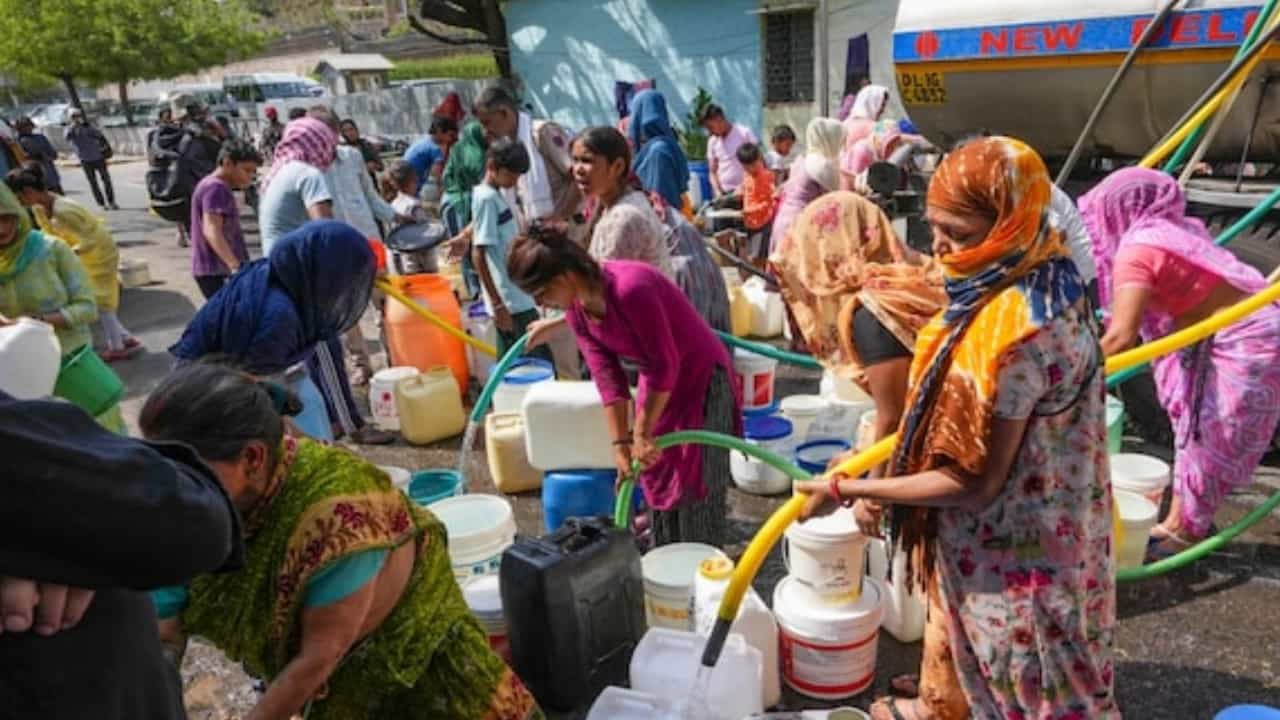Delhi Water Crisis: ಏರುತ್ತಿರುವ ತಾಪಮಾನ, ನೀರಿಗಾಗಿ ಟ್ಯಾಂಕರ್ ಮುಂದೆ ಸಾಲುಗಟ್ಟಿ ನಿಂತ ಜನ Delhi Water Crisis: ಏರುತ್ತಿರುವ ತಾಪಮಾನ, ನೀರಿಗಾಗಿ ಟ್ಯಾಂಕರ್ ಮುಂದೆ ಸಾಲುಗಟ್ಟಿ ನಿಂತ ಜನ