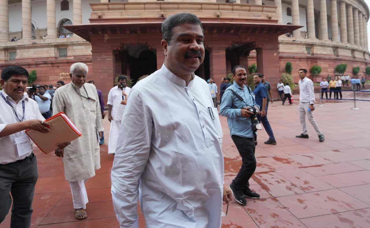 ಪ್ರತಿಯೊಂದು ಚರ್ಚೆಗೂ ಸರ್ಕಾರ ಸಿದ್ಧ: ನೀಟ್ ವಿವಾದ ಬಗ್ಗೆ ಧರ್ಮೇಂದ್ರ ಪ್ರಧಾನ್ ಪ್ರತಿಕ್ರಿಯೆ ಪ್ರತಿಯೊಂದು ಚರ್ಚೆಗೂ ಸರ್ಕಾರ ಸಿದ್ಧ: ನೀಟ್ ವಿವಾದ ಬಗ್ಗೆ ಧರ್ಮೇಂದ್ರ ಪ್ರಧಾನ್ ಪ್ರತಿಕ್ರಿಯೆ