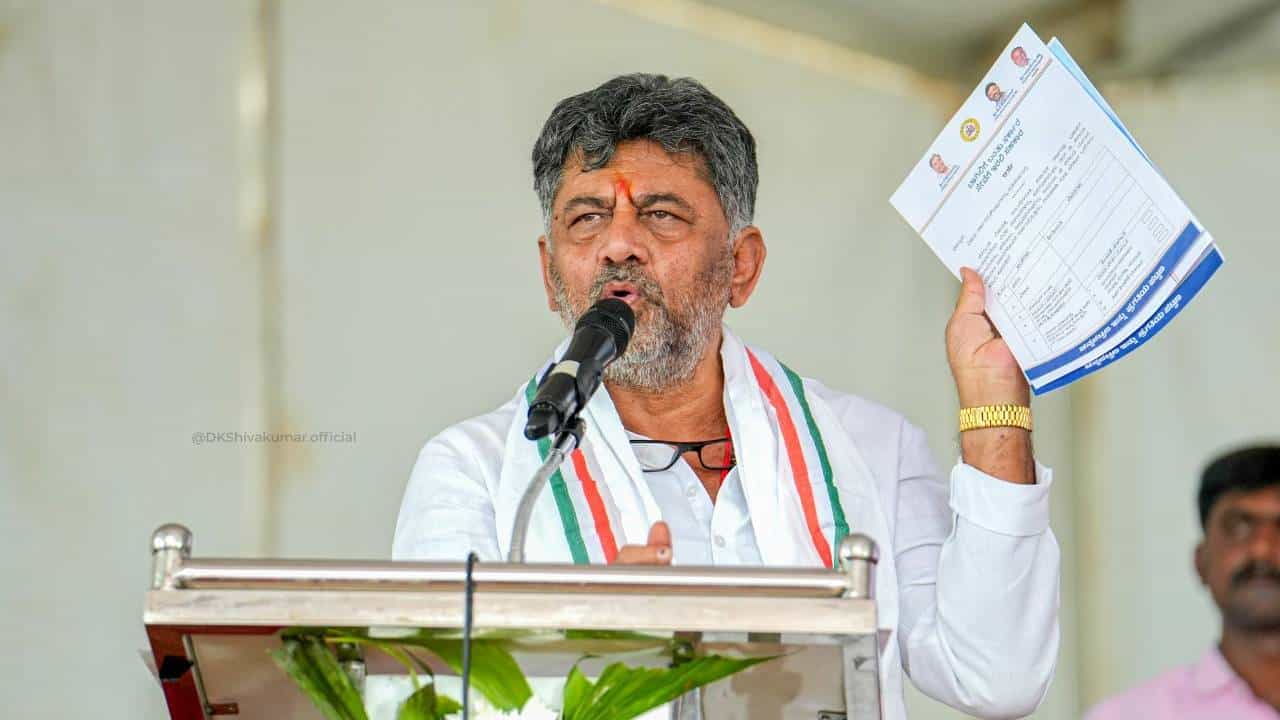 ಸರ್ಕಾರಿ ನೌಕರರನ್ನು ಗುಲಾಮರು ಎಂದ ಕುಮಾರಸ್ವಾಮಿ, ಕ್ಷಮೆಯಾಚಿಸಿದ ಡಿಕೆ ಶಿವಕುಮಾರ್ ಸರ್ಕಾರಿ ನೌಕರರನ್ನು ಗುಲಾಮರು ಎಂದ ಕುಮಾರಸ್ವಾಮಿ, ಕ್ಷಮೆಯಾಚಿಸಿದ ಡಿಕೆ ಶಿವಕುಮಾರ್