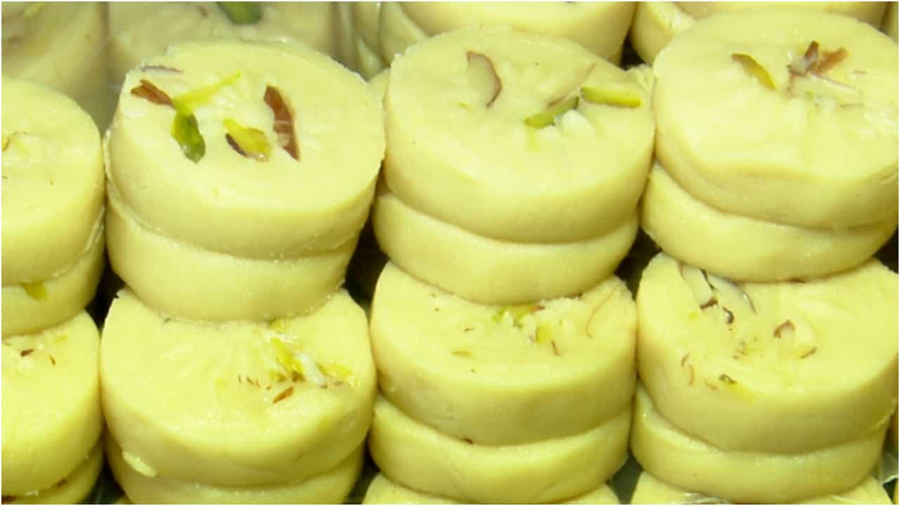 ನಂದಿನಿ ಹಾಲಿನ ದರ ಹೆಚ್ಚಳದಿಂದ ದೂದ್ ಪೇಡ, ಧಾರವಾಡ ಪೇಡ ದರ ಏರಿಕೆ; ಜೇಬು ಸುಡಲಿದೆ ಐಸ್ ಕ್ರೀಂ, ಮಿಲ್ಕ್ ಶೇಕ್ ನಂದಿನಿ ಹಾಲಿನ ದರ ಹೆಚ್ಚಳದಿಂದ ದೂದ್ ಪೇಡ, ಧಾರವಾಡ ಪೇಡ ದರ ಏರಿಕೆ; ಜೇಬು ಸುಡಲಿದೆ ಐಸ್ ಕ್ರೀಂ, ಮಿಲ್ಕ್ ಶೇಕ್