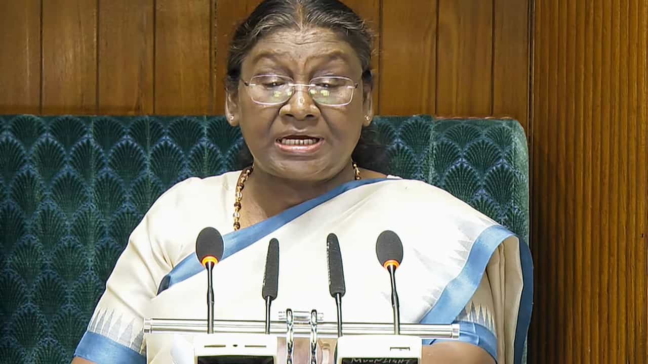 ಸಂಸತ್ತಿನ ಜಂಟಿ ಅಧಿವೇಶನವನ್ನುದ್ದೇಶಿಸಿ ರಾಷ್ಟ್ರಪತಿ ಮುರ್ಮು ಭಾಷಣ; ಪ್ರಶ್ನೆ ಪತ್ರಿಕೆ ಸೋರಿಕೆ, ತುರ್ತು ಪರಿಸ್ಥಿತಿ ಬಗ್ಗೆ ಪ್ರಸ್ತಾಪ ಸಂಸತ್ತಿನ ಜಂಟಿ ಅಧಿವೇಶನವನ್ನುದ್ದೇಶಿಸಿ ರಾಷ್ಟ್ರಪತಿ ಮುರ್ಮು ಭಾಷಣ; ಪ್ರಶ್ನೆ ಪತ್ರಿಕೆ ಸೋರಿಕೆ, ತುರ್ತು ಪರಿಸ್ಥಿತಿ ಬಗ್ಗೆ ಪ್ರಸ್ತಾಪ