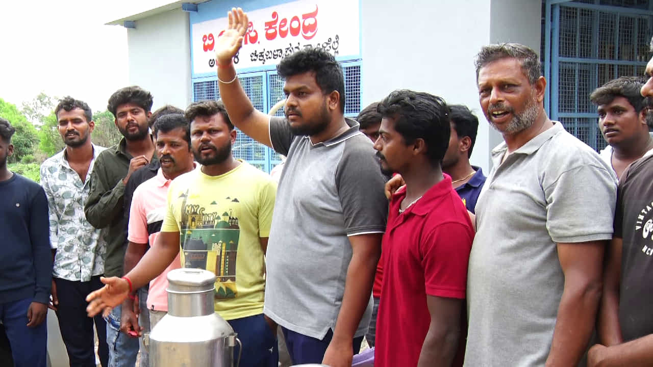 ಅಜ್ಜವಾರ: ಹಾಲಿಗೆ ನೀರು ಸೇರಿಸಿ ಕೆಎಂಎಫ್ಗೆ ಭಾರೀ ವಂಚನೆ, ಹಾಲಿನ ಡೈರಿ ಗುಮಾಸ್ತ-ಕಾರ್ಯದರ್ಶಿ ಸಸ್ಪೆಂಡ್ ಅಜ್ಜವಾರ: ಹಾಲಿಗೆ ನೀರು ಸೇರಿಸಿ ಕೆಎಂಎಫ್ಗೆ ಭಾರೀ ವಂಚನೆ, ಹಾಲಿನ ಡೈರಿ ಗುಮಾಸ್ತ-ಕಾರ್ಯದರ್ಶಿ ಸಸ್ಪೆಂಡ್