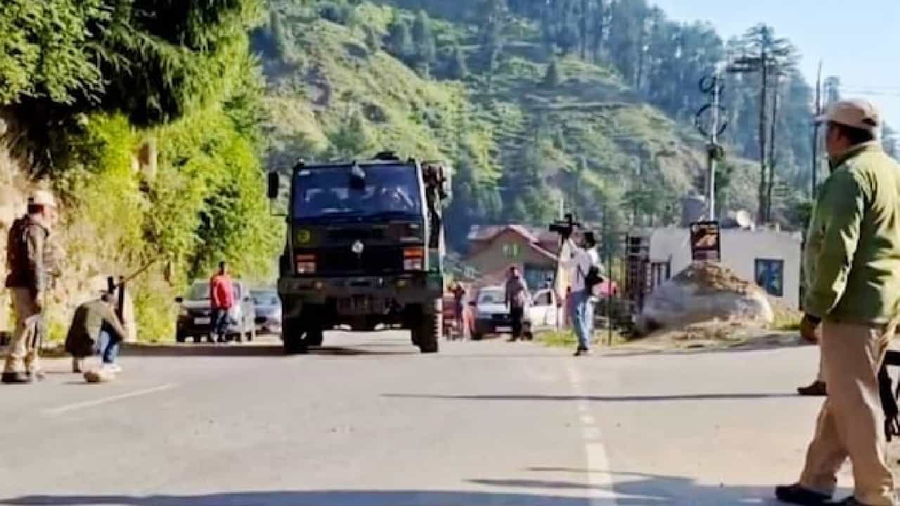 ಜಮ್ಮುವಿನ ದೋಡಾದಲ್ಲಿ ಸೇನಾ ಔಟ್ಪೋಸ್ಟ್ ಮೇಲೆ ದಾಳಿ ನಡೆದ ಕೆಲವೇ ಗಂಟೆಗಳಲ್ಲಿ ಎನ್ಕೌಂಟರ್ ಆರಂಭ ಜಮ್ಮುವಿನ ದೋಡಾದಲ್ಲಿ ಸೇನಾ ಔಟ್ಪೋಸ್ಟ್ ಮೇಲೆ ದಾಳಿ ನಡೆದ ಕೆಲವೇ ಗಂಟೆಗಳಲ್ಲಿ ಎನ್ಕೌಂಟರ್ ಆರಂಭ