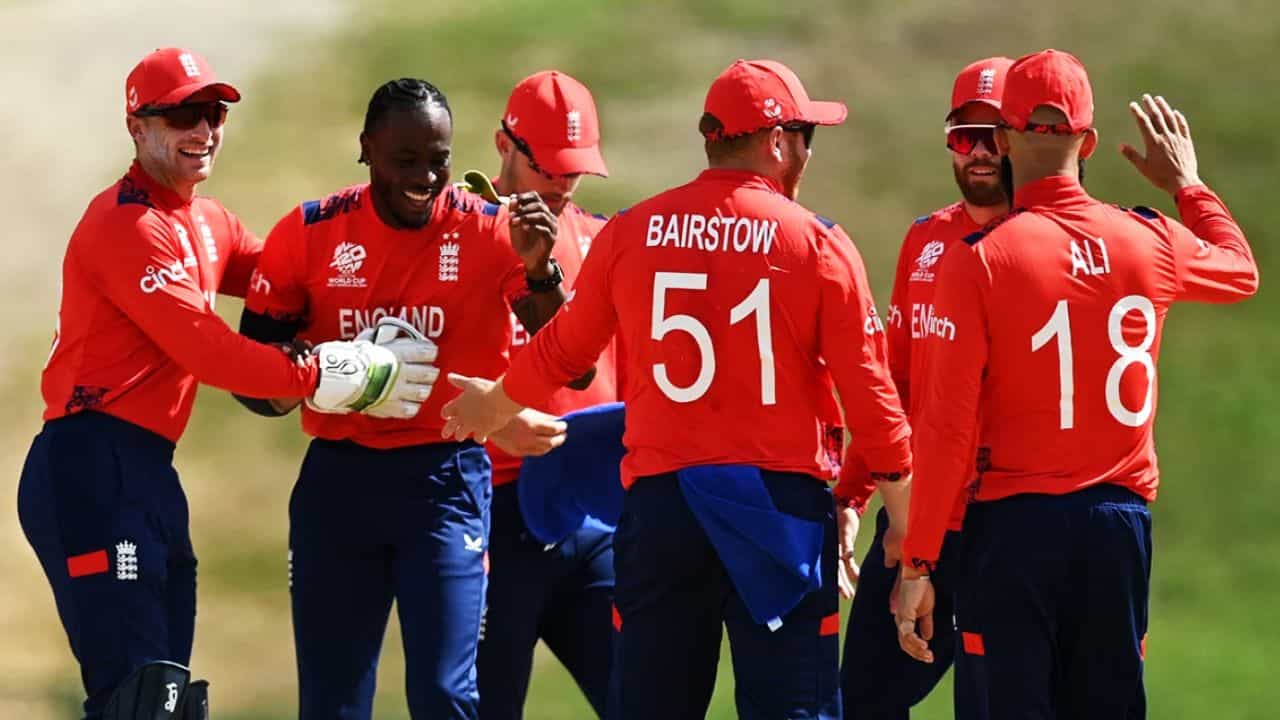 T20 World Cup 2024: ಟಿ20 ವಿಶ್ವಕಪ್ನ 28ನೇ ಪಂದ್ಯದಲ್ಲಿ ಇಂಗ್ಲೆಂಡ್ (England) ತಂಡವು ಭರ್ಜರಿ ಜಯ ಸಾಧಿಸಿದೆ. ಆದರೆ ಅದು ಅಂತಿಂಥ ಗೆಲುವಲ್ಲ ಎಂಬುದು ವಿಶೇಷ. ಓಮಾನ್ ವಿರುದ್ಧದ ಈ ಪಂದ್ಯದಲ್ಲಿ ಟಾಸ್ ಗೆದ್ದ ಇಂಗ್ಲೆಂಡ್ ನಾಯಕ ಜೋಸ್ ಬಟ್ಲರ್ ಬೌಲಿಂಗ್ ಆಯ್ದುಕೊಂಡಿದ್ದರು.