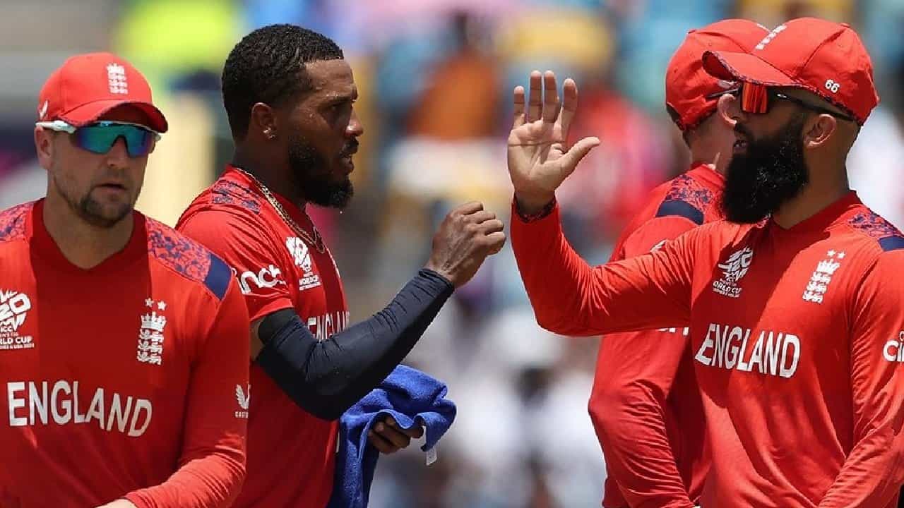 T20 World Cup 2024: ಟಿ20 ವಿಶ್ವಕಪ್ನ 49ನೇ ಪಂದ್ಯದಲ್ಲಿ ಇಂಗ್ಲೆಂಡ್ (England) ತಂಡ ಭರ್ಜರಿ ಜಯ ಸಾಧಿಸಿದೆ. ಯುಎಸ್ಎ ವಿರುದ್ಧದ ಈ ಪಂದ್ಯದಲ್ಲಿ ಟಾಸ್ ಗೆದ್ದ ಇಂಗ್ಲೆಂಡ್ ನಾಯಕ ಜೋಸ್ ಬಟ್ಲರ್ ಬೌಲಿಂಗ್ ಆಯ್ದುಕೊಂಡಿದ್ದರು.