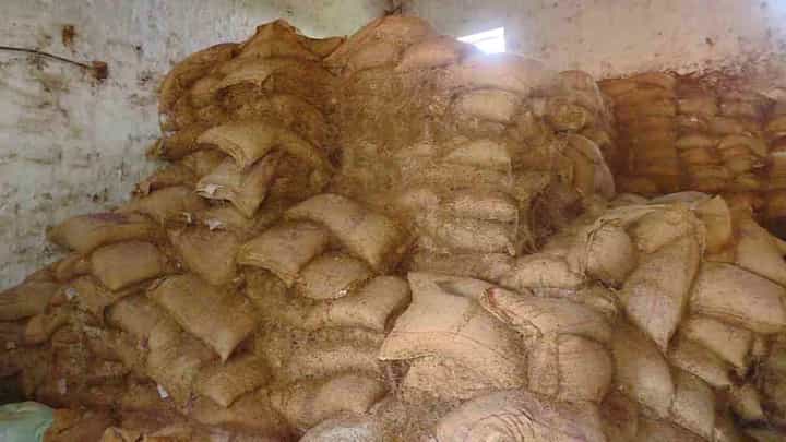 ಗದಗ: ಗೋದಾಮಿನಲ್ಲಿ ಲಕ್ಷಾಂತರ ಮೌಲ್ಯದ ಅಕ್ಕಿ, ಗೋಧಿ ಹುಳುಗಳ ಪಾಲು, ನಿರ್ಲಕ್ಷ್ಯಕ್ಕೆ ಗ್ರಾಮಸ್ಥರ ಆಕ್ರೋಶ ಗದಗ: ಗೋದಾಮಿನಲ್ಲಿ ಲಕ್ಷಾಂತರ ಮೌಲ್ಯದ ಅಕ್ಕಿ, ಗೋಧಿ ಹುಳುಗಳ ಪಾಲು, ನಿರ್ಲಕ್ಷ್ಯಕ್ಕೆ ಗ್ರಾಮಸ್ಥರ ಆಕ್ರೋಶ