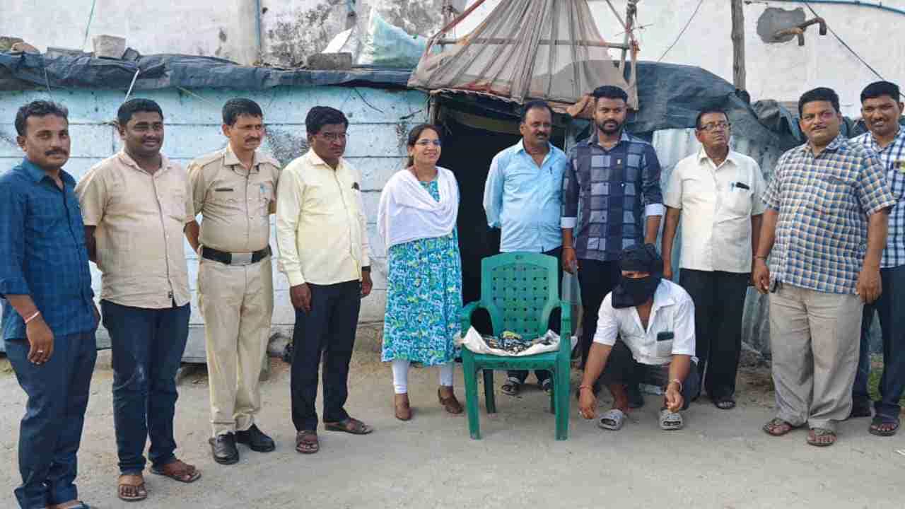 ಬಳ್ಳಾರಿ ಗೂಡಂಗಡಿಯಲ್ಲಿ ಗಾಂಜಾ ಮಿಶ್ರಿತ ಚಾಕಲೇಟ್ ಮಾರಾಟ: ಆರೋಪಿ ಅರೆಸ್ಟ್ ಬಳ್ಳಾರಿ ಗೂಡಂಗಡಿಯಲ್ಲಿ ಗಾಂಜಾ ಮಿಶ್ರಿತ ಚಾಕಲೇಟ್ ಮಾರಾಟ: ಆರೋಪಿ ಅರೆಸ್ಟ್