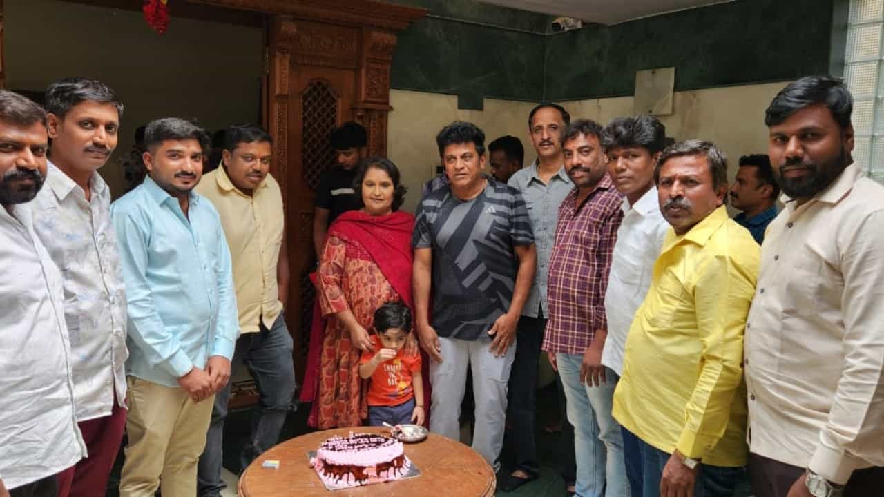 ನಿರ್ಮಾಪಕಿ, ರಾಜಕಾರಣಿ ಗೀತಾ ಶಿವರಾಜ್ ಕುಮಾರ್ ಅವರ ಹುಟ್ಟುಹಬ್ಬವನ್ನು ಶಿವರಾಜ್ ಕುಮಾರ್, ಪುನೀತ್ ರಾಜ್ ಕುಮಾರ್ ಕನ್ನಡ ಸೇನೆಯ ಸದಸ್ಯರು ಆಚರಣೆ ಮಾಡಿದ್ದಾರೆ.