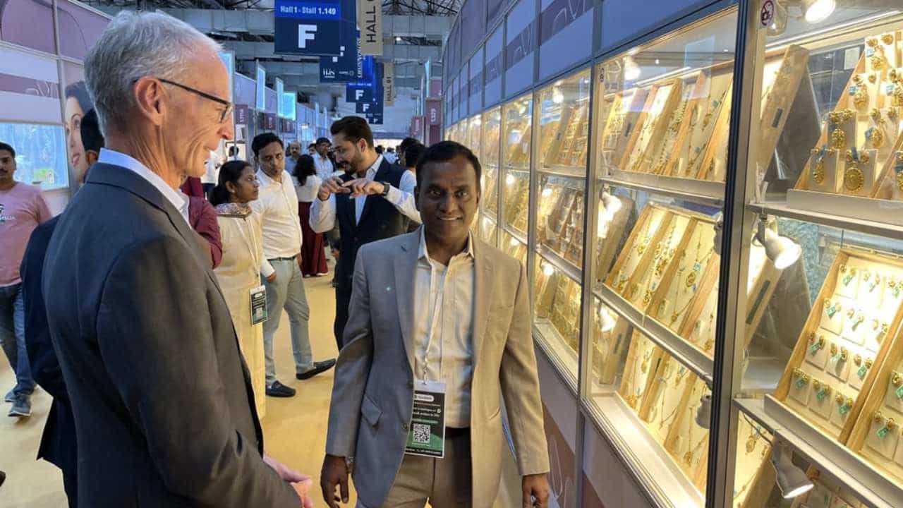 Gold Rates: ತೀರುತ್ತಿಲ್ಲ ಸೆಂಟ್ರಲ್ ಬ್ಯಾಂಕ್ಗಳ ಚಿನ್ನದ ದಾಹ; ಈ ವರ್ಷ ಬೆಲೆ ಬಹಳ ಹೆಚ್ಚಾಗುವ ಭೀತಿ Gold Rates: ತೀರುತ್ತಿಲ್ಲ ಸೆಂಟ್ರಲ್ ಬ್ಯಾಂಕ್ಗಳ ಚಿನ್ನದ ದಾಹ; ಈ ವರ್ಷ ಬೆಲೆ ಬಹಳ ಹೆಚ್ಚಾಗುವ ಭೀತಿ