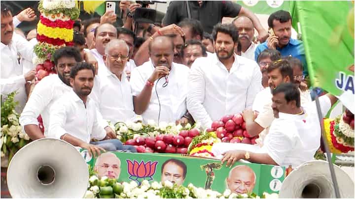 ಕೇಂದ್ರ ಸಚಿವರಾದ ಬಳಿಕ ಬೆಂಗಳೂರಿಗೆ ಬಂದ ಕುಮಾರಸ್ವಾಮಿಗೆ ಆ್ಯಪಲ್, ಮೂಸಂಬಿ ಹಾರ ಹಾಕಿ ಭರ್ಜರಿ ಸ್ವಾಗತ ಕೇಂದ್ರ ಸಚಿವರಾದ ಬಳಿಕ ಬೆಂಗಳೂರಿಗೆ ಬಂದ ಕುಮಾರಸ್ವಾಮಿಗೆ ಆ್ಯಪಲ್, ಮೂಸಂಬಿ ಹಾರ ಹಾಕಿ ಭರ್ಜರಿ ಸ್ವಾಗತ