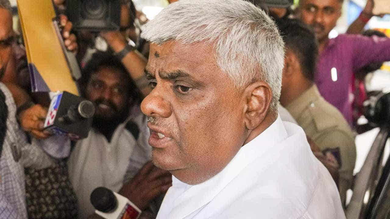 ನನ್ನ ಮಗ ತಪ್ಪು ಮಾಡಿದ್ದರೆ ಗಲ್ಲಿಗೆ ಹಾಕಲಿ ನಾನು ಬೇಡ ಅನ್ನಲ್ಲ -ಹೆಚ್ಡಿ ರೇವಣ್ಣ ನನ್ನ ಮಗ ತಪ್ಪು ಮಾಡಿದ್ದರೆ ಗಲ್ಲಿಗೆ ಹಾಕಲಿ ನಾನು ಬೇಡ ಅನ್ನಲ್ಲ -ಹೆಚ್ಡಿ ರೇವಣ್ಣ