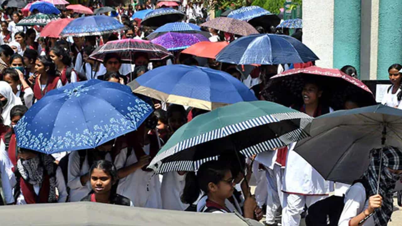 Weather update: ಜೂನ್ 17 ರವರೆಗೆ ದೆಹಲಿ, ಯುಪಿಯಲ್ಲಿ ಬಿಸಿಗಾಳಿ; ಈಶಾನ್ಯದಲ್ಲಿ ಭಾರೀ ಮಳೆ Weather update: ಜೂನ್ 17 ರವರೆಗೆ ದೆಹಲಿ, ಯುಪಿಯಲ್ಲಿ ಬಿಸಿಗಾಳಿ; ಈಶಾನ್ಯದಲ್ಲಿ ಭಾರೀ ಮಳೆ