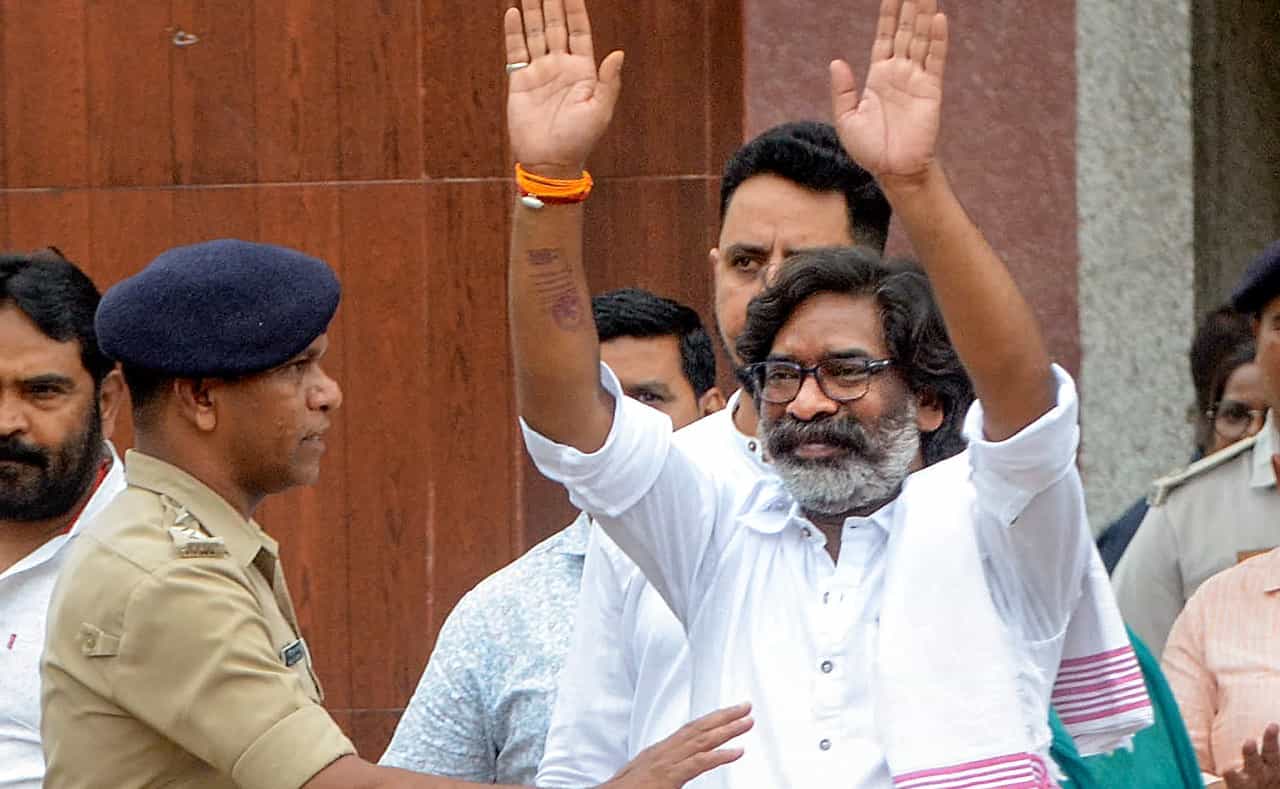 ಭೂ ಹಗರಣ ಪ್ರಕರಣದಲ್ಲಿ ಜಾಮೀನು ಪಡೆದು ಜೈಲಿನಿಂದ ಬಿಡುಗಡೆಯಾದ ಹೇಮಂತ್ ಸೊರೇನ್ ಭೂ ಹಗರಣ ಪ್ರಕರಣದಲ್ಲಿ ಜಾಮೀನು ಪಡೆದು ಜೈಲಿನಿಂದ ಬಿಡುಗಡೆಯಾದ ಹೇಮಂತ್ ಸೊರೇನ್