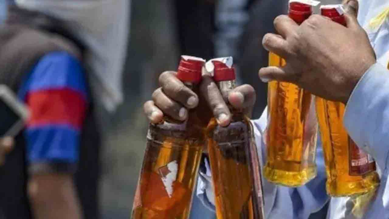 Kallakurichi Hooch Tragedy: ಕಲ್ಲಕುರಿಚಿ ಕಳ್ಳಭಟ್ಟಿ ದುರಂತ; ಸಾವಿನ ಸಂಖ್ಯೆ 48ಕ್ಕೆ ಏರಿಕೆ; ಮೂವರು ಆರೋಪಿಗಳಿಗೆ ನ್ಯಾಯಾಂಗ ಬಂಧನ Kallakurichi Hooch Tragedy: ಕಲ್ಲಕುರಿಚಿ ಕಳ್ಳಭಟ್ಟಿ ದುರಂತ; ಸಾವಿನ ಸಂಖ್ಯೆ 48ಕ್ಕೆ ಏರಿಕೆ; ಮೂವರು ಆರೋಪಿಗಳಿಗೆ ನ್ಯಾಯಾಂಗ ಬಂಧನ