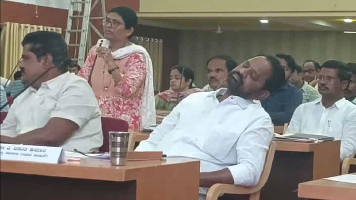 ಅಧಿಕಾರಿಗಳ ಸಭೆಯಲ್ಲಿ ನಿದ್ದೆಗೆ ಜಾರಿದ ನೂತನ ಎಂಎಲ್ಸಿ ಎ ವಸಂತಕುಮಾರ್ ಅಧಿಕಾರಿಗಳ ಸಭೆಯಲ್ಲಿ ನಿದ್ದೆಗೆ ಜಾರಿದ ನೂತನ ಎಂಎಲ್ಸಿ ಎ ವಸಂತಕುಮಾರ್