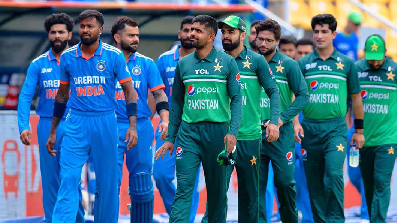 T20 World Cup 2024: ಭಾರತ ಮತ್ತು ಪಾಕಿಸ್ತಾನ್ (IND vs PAK) ನಡುವಣ ಹೈವೋಲ್ಟೇಜ್ ಪಂದ್ಯಕ್ಕೆ ವೇದಿಕೆ ಸಿದ್ಧವಾಗಿದೆ. ಭಾನುವಾರ (ಜೂ.9) ನ್ಯೂಯಾರ್ಕ್ನ ನಸ್ಸೌ ಸ್ಟೇಡಿಯಂನಲ್ಲಿ ನಡೆಯಲಿರುವ ಟಿ20 ವಿಶ್ವಕಪ್ನ 19ನೇ ಪಂದ್ಯದಲ್ಲಿ ಸಾಂಪ್ರದಾಯಿಕ ಎದುರಾಳಿಗಳು ಮುಖಾಮುಖಿಯಾಗಲಿದ್ದಾರೆ. ಈ ಮಹತ್ವದ ಪಂದ್ಯದಲ್ಲಿ ಭಾರತ ತಂಡದ ನಾಯಕ ರೋಹಿತ್ ಶರ್ಮಾ ಕಣಕ್ಕಿಳಿಯಲಿದ್ದಾರಾ ಎಂಬ ಚಿಂತೆಯೊಂದು ಶುರುವಾಗಿತ್ತು.