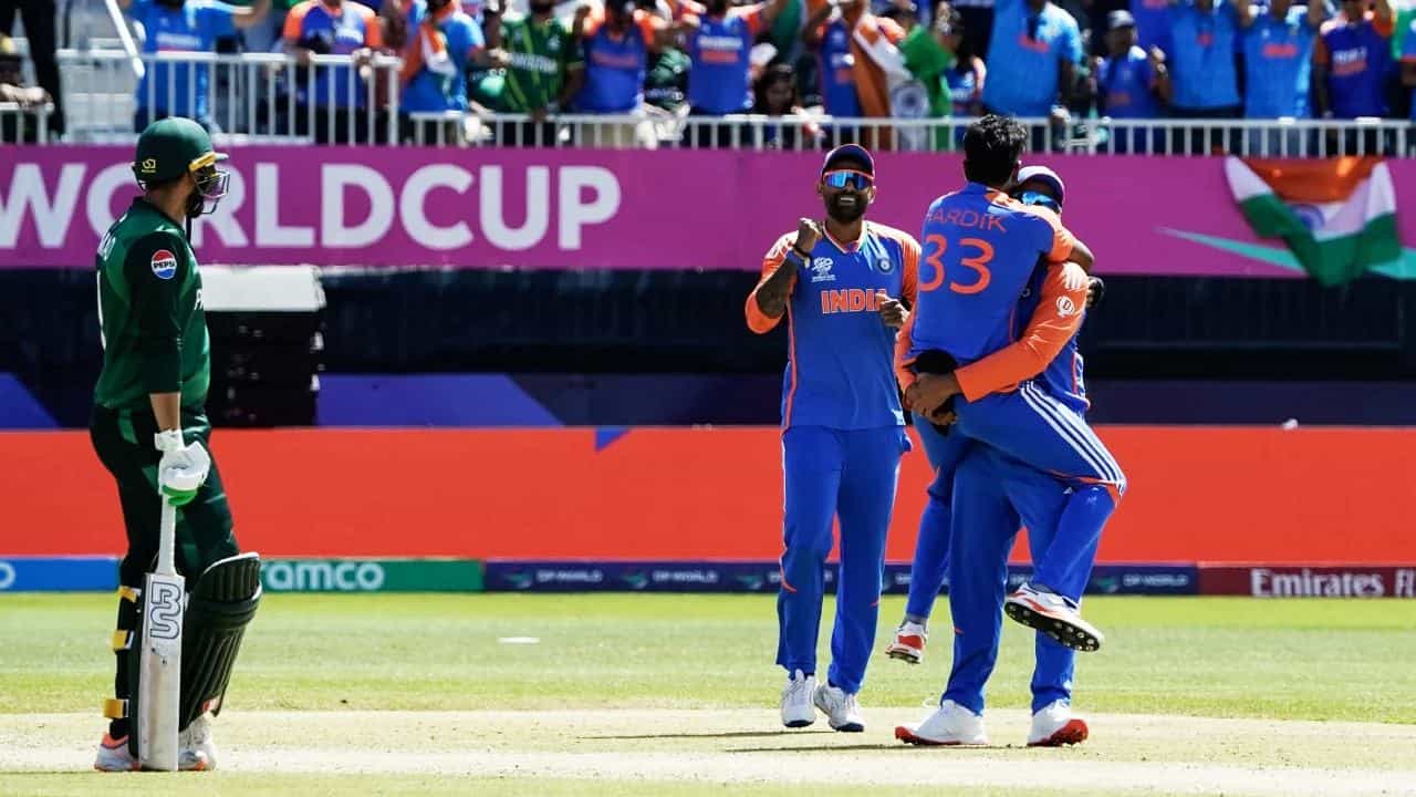 T20 World Cup 2024: ನ್ಯೂಯಾರ್ಕ್ನ ನಸ್ಸೌ ಸ್ಟೇಡಿಯಂನಲ್ಲಿ ನಡೆದ ಪಾಕಿಸ್ತಾನ್ (Pakistan) ವಿರುದ್ದದ ಪಂದ್ಯದಲ್ಲಿ ಟೀಮ್ ಇಂಡಿಯಾ (Team India) ರೋಚಕ ಜಯ ಸಾಧಿಸಿದೆ. ಈ ಪಂದ್ಯದಲ್ಲಿ ಟಾಸ್ ಜಯಿಸಿದ ಬಾಬರ್ ಆಝಂ ಬೌಲಿಂಗ್ ಆಯ್ದುಕೊಂಡಿದ್ದರು. ಅದರಂತೆ ಇನಿಂಗ್ಸ್ ಆರಂಭಿಸಿದ ಭಾರತ ತಂಡುವ ನಿರೀಕ್ಷಿತ ಓಪನಿಂಗ್ ಪಡೆಯುವಲ್ಲಿ ವಿಫಲವಾಯಿತು.