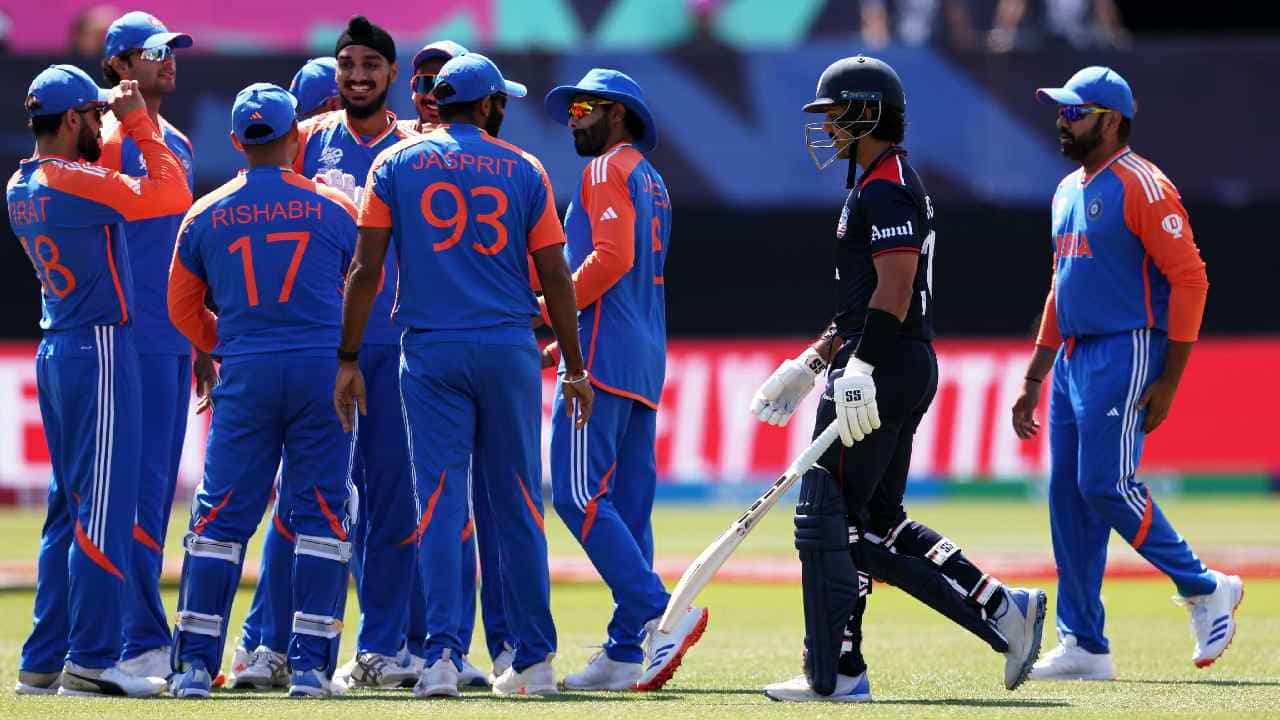 T20 World Cup 2024: ಟಿ20 ವಿಶ್ವಕಪ್ನ 25ನೇ ಪಂದ್ಯದಲ್ಲಿ ಯುಎಸ್ಎ ವಿರುದ್ಧ ಟೀಮ್ ಇಂಡಿಯಾ (Team India) ಪ್ರಯಾಸದ ಗೆಲುವು ದಾಖಲಿಸಿದೆ. ನ್ಯೂಯಾರ್ಕ್ನ ನಸ್ಸೌ ಕೌಂಟಿ ಕ್ರಿಕೆಟ್ ಸ್ಟೇಡಿಯಂನಲ್ಲಿ ನಡೆದ ಈ ಪಂದ್ಯದಲ್ಲಿ ಮೊದಲು ಬ್ಯಾಟ್ ಮಾಡಿದ ಯುಎಸ್ಎ ತಂಡವು 20 ಓವರ್ಗಳಲ್ಲಿ 8 ವಿಕೆಟ್ ಕಳೆದುಕೊಂಡು 110 ರನ್ ಕಲೆಹಾಕಿತ್ತು.