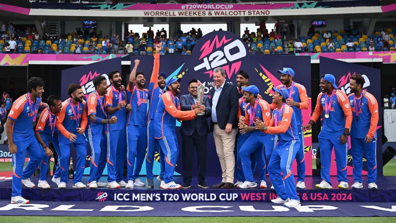 2024ರ ಟಿ20 ವಿಶ್ವಕಪ್ನಲ್ಲಿ ಟೀಂ ಇಂಡಿಯಾ ಅದ್ಭುತ ಪ್ರದರ್ಶನ ನೀಡಿ ಪ್ರಶಸ್ತಿ ಗೆದ್ದುಕೊಂಡಿದೆ. ಭಾರತ ತಂಡ ಈ ಟೂರ್ನಿಯಲ್ಲಿ ಒಂದೇ ಒಂದು ಪಂದ್ಯವನ್ನು ಸೋತಿಲ್ಲ ಮತ್ತು ಫೈನಲ್ನಲ್ಲೂ ಇದೇ ಟ್ರೆಂಡ್ ಮುಂದುವರಿಸಿ ದಕ್ಷಿಣ ಆಫ್ರಿಕಾವನ್ನು ಸೋಲಿಸುವ ಮೂಲಕ 17 ವರ್ಷಗಳ ಕಾಯುವಿಕೆಯನ್ನು ಕೊನೆಗೊಳಿಸಿದೆ.