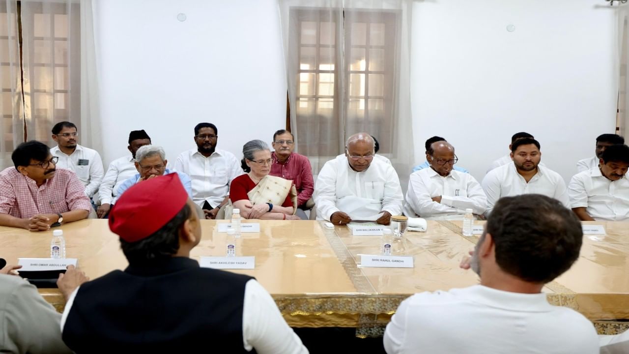 INDIA bloc meet: ನಾವು ಚುನಾವಣೆಯಲ್ಲಿ  ಒಗ್ಗಟ್ಟಾಗಿ ಹೋರಾಡಿದ್ದೇವೆ: ಇಂಡಿಯಾ ಬಣ ಸಭೆಯಲ್ಲಿ ಮಲ್ಲಿಕಾರ್ಜುನ ಖರ್ಗೆ